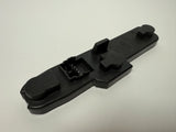 Oryginalny prawy uchwyt lampy tylnej Renault Megane I Mako 39680751