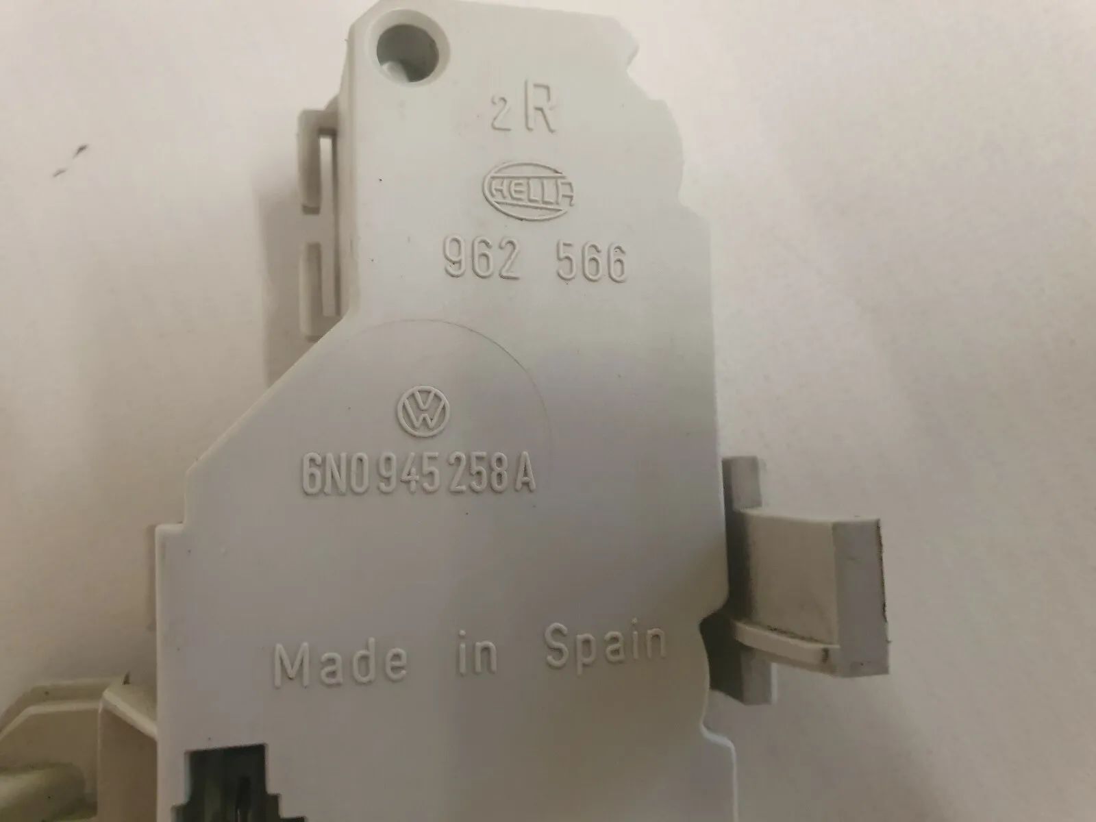 Original VW Polo 6N Suporte de Farol Direito 6N0945258 A Lado do Passageiro K24 - auto-veritas.com/pt/