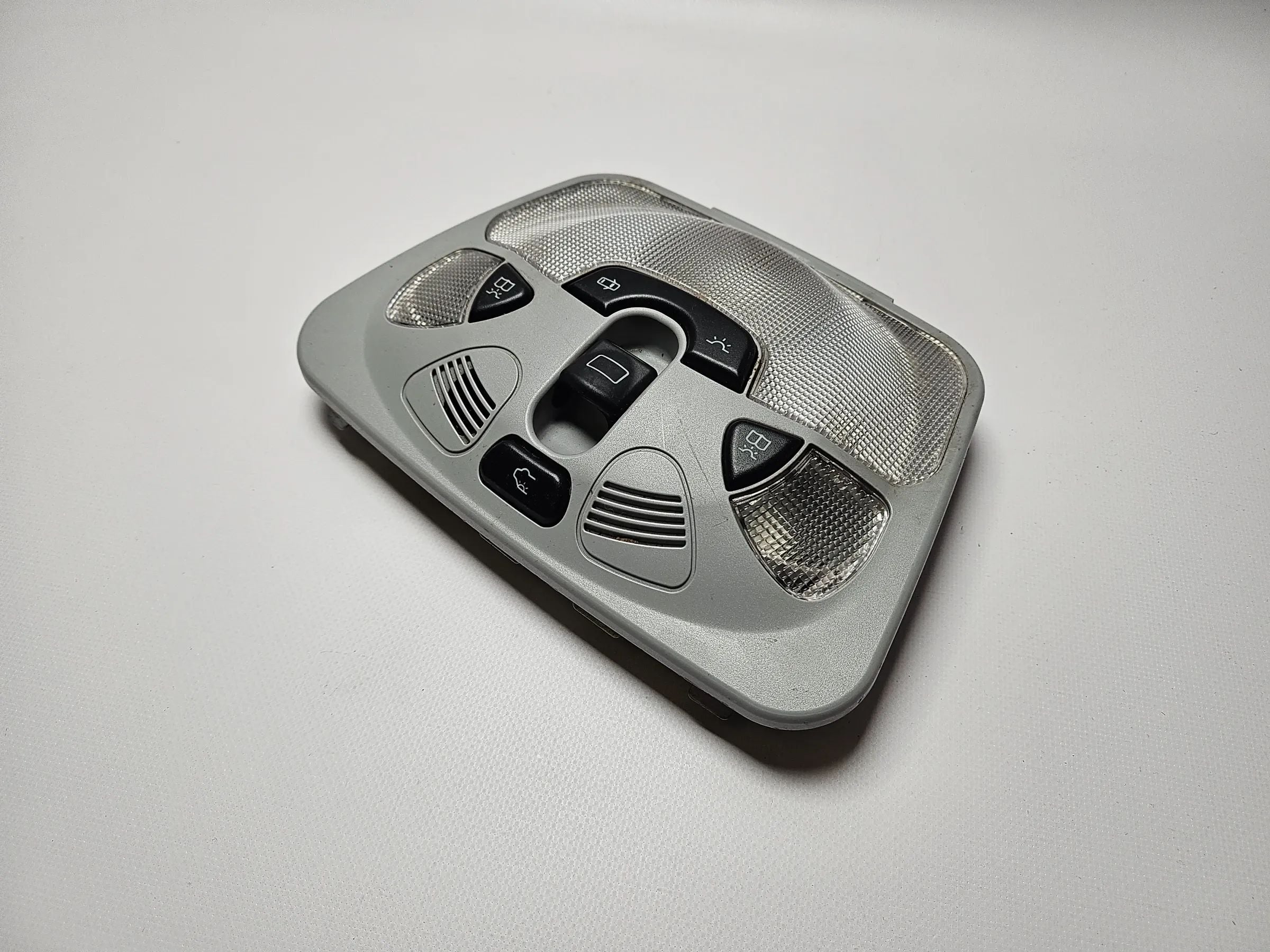 Oryginalna lampa wnętrza HELLA MERCEDES-BENZ C-KLASSE W203 lampa do czytania A2038203601