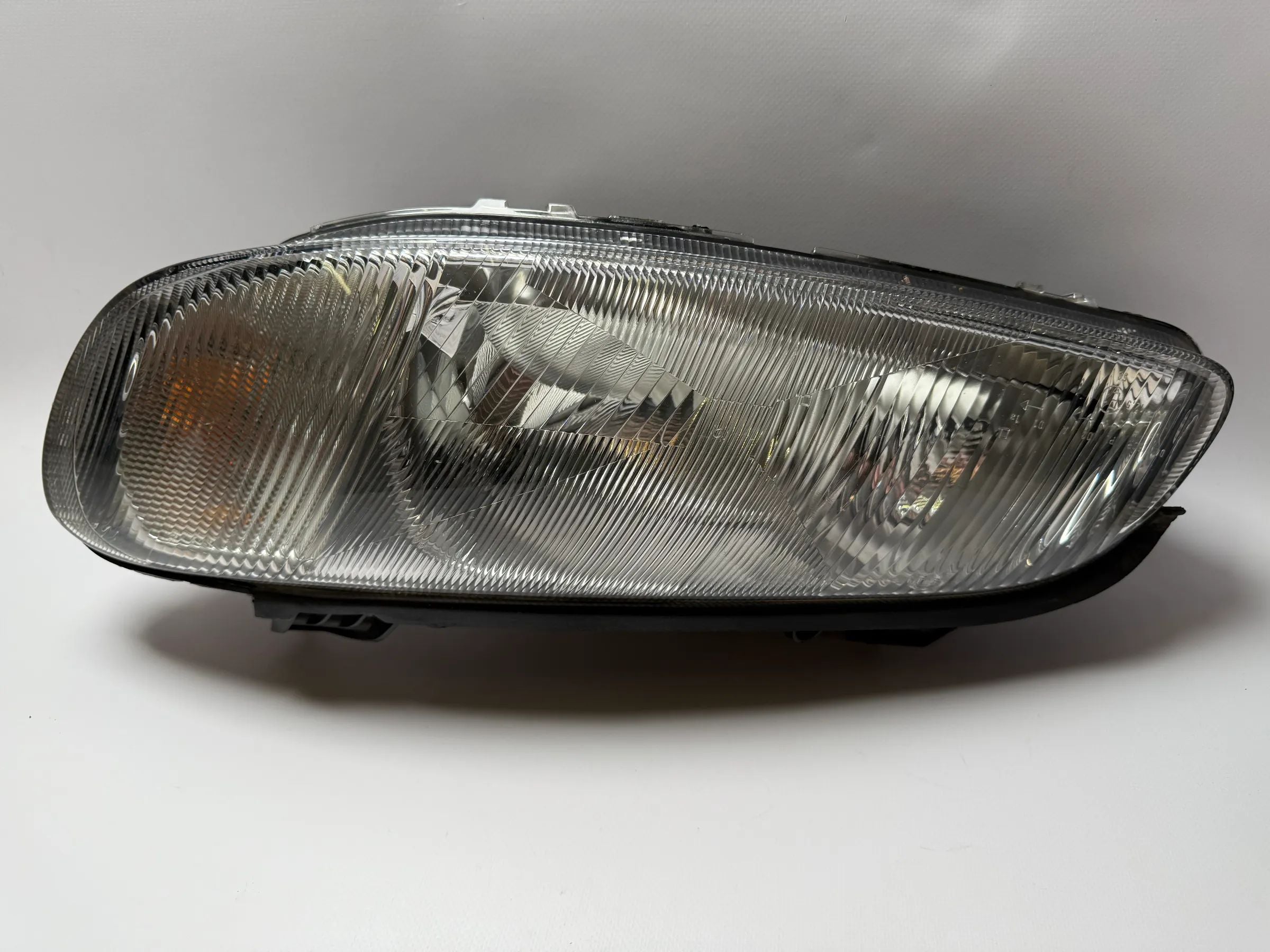 Ópticas dianteiras principais originais Opel Omega B1 1998 com ajuste faróis à esquerda Hella 15443500