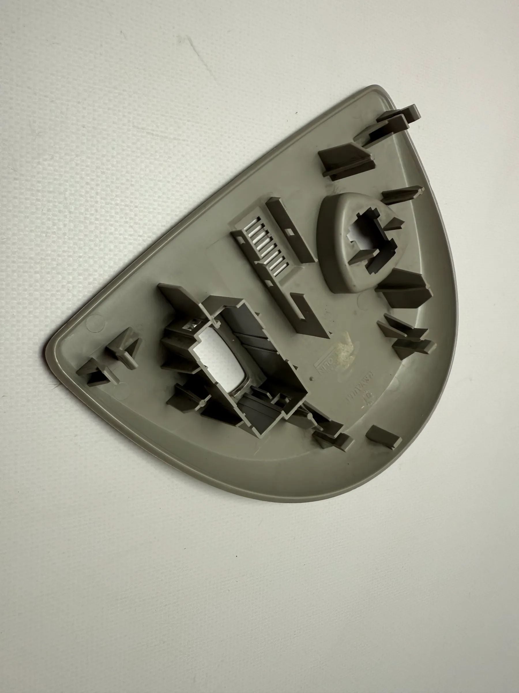 Оригинальная накладка переключателя аварийной сигнализации RENAULT ESPACE IV 156013590 / 156012680