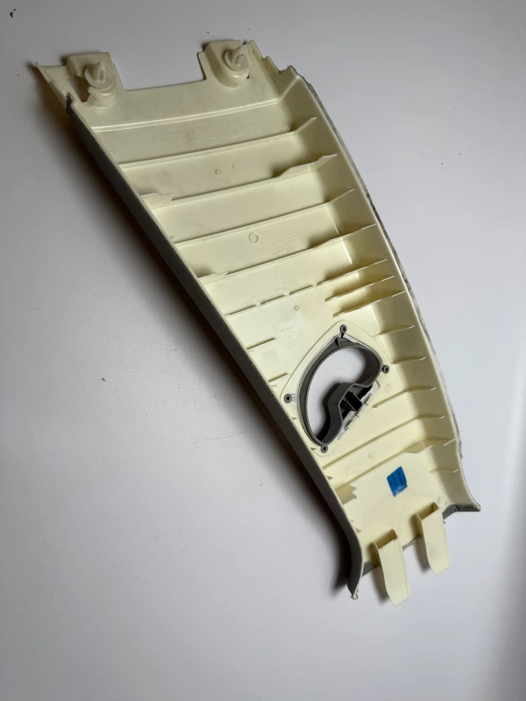 Оригинальная правая внутренняя обшивка средней стойки BMW 325d Touring с DPF 51437058336