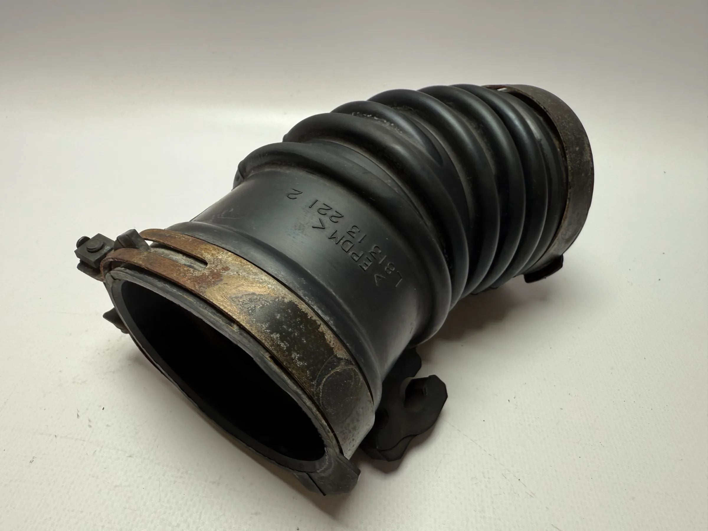 Originele Mazda 6 2.0 104 kW inlaatspruitstuk inlaatslang L813132212