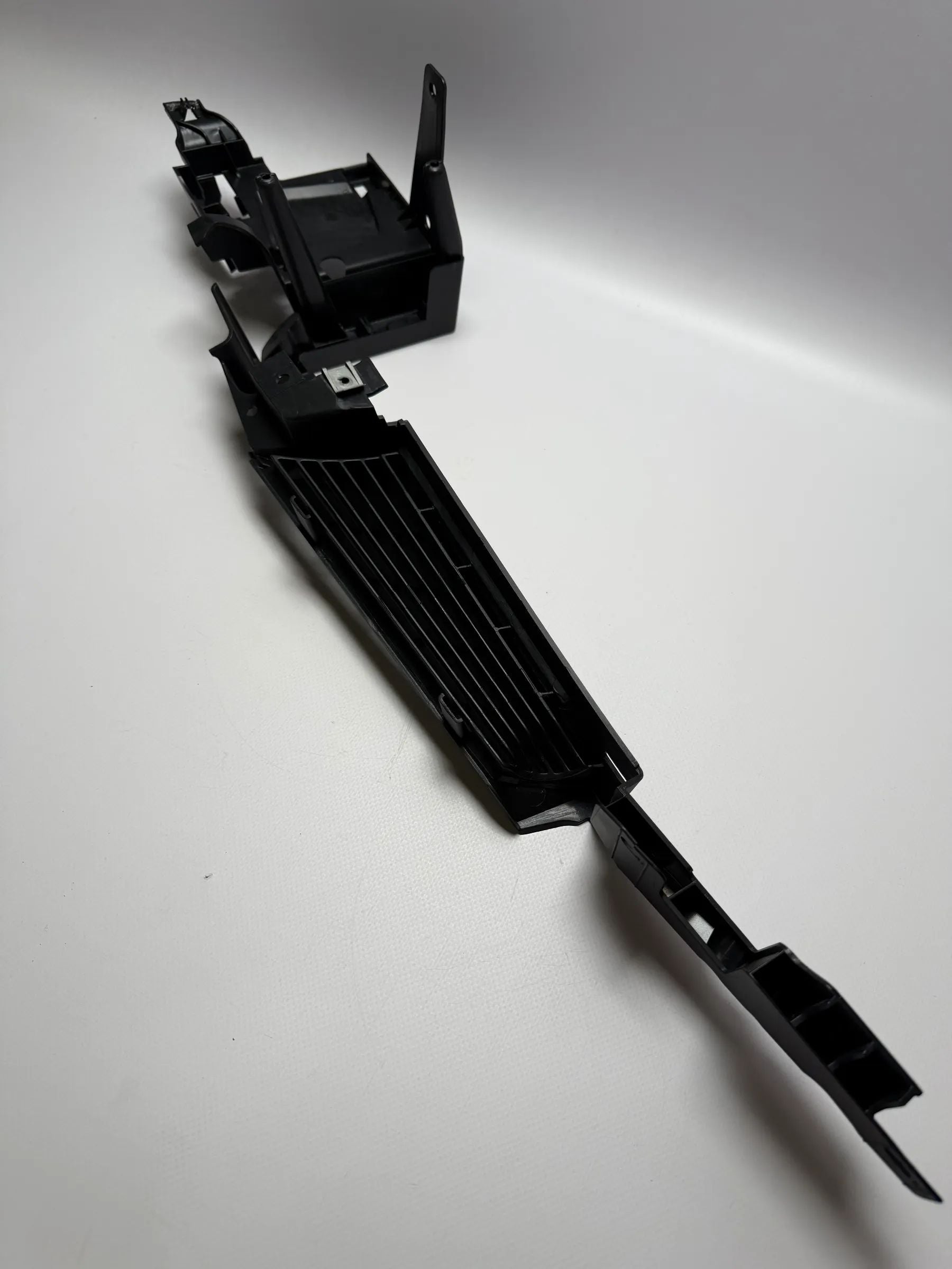 Оригинальная накладка BMW E91 правая черная для багажного отделения рельс 7068910-09