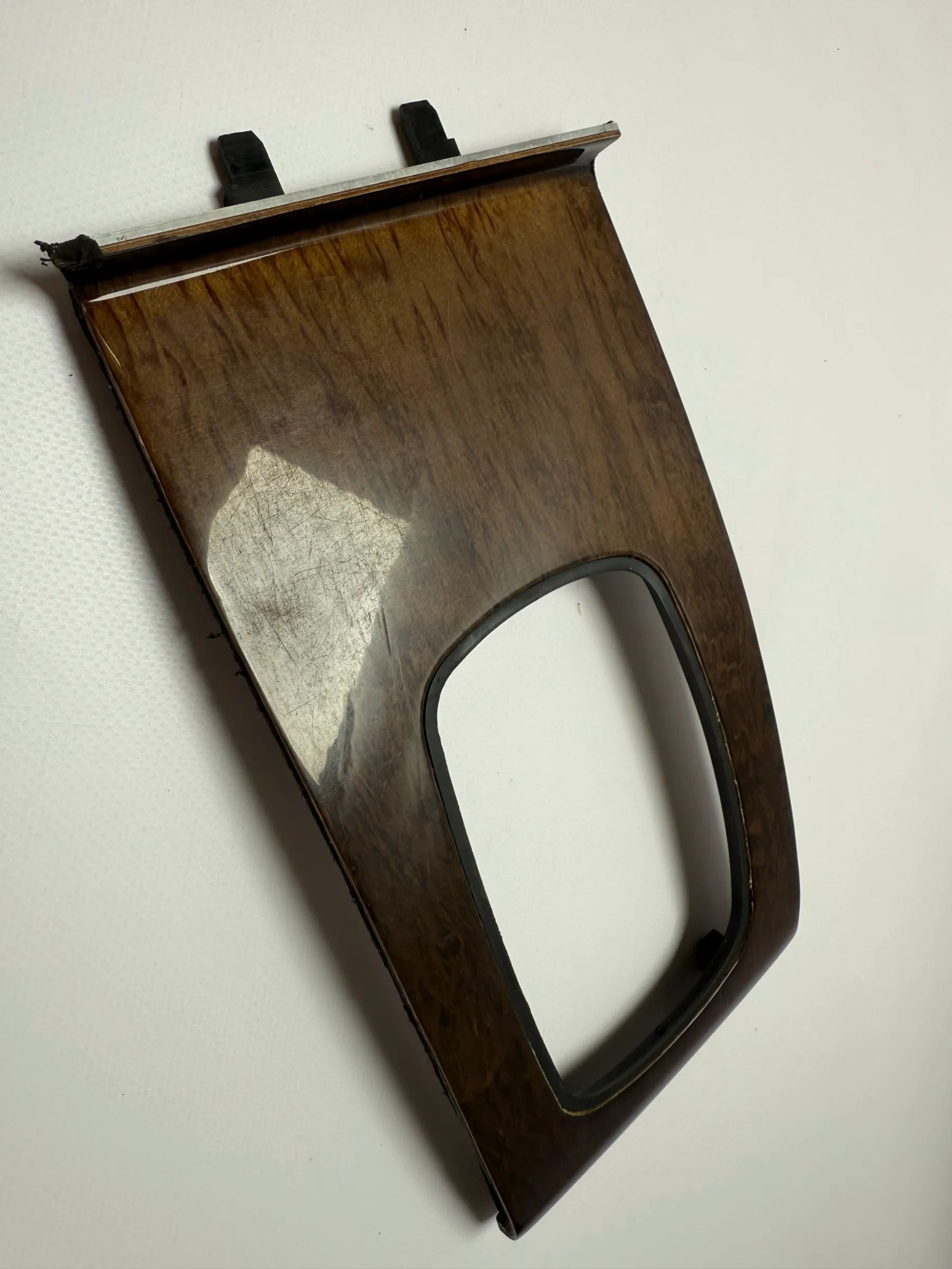 Oryginalna osłona dźwigni zmiany biegów Audi A6 4B drewno korzeniowe 4B0864261