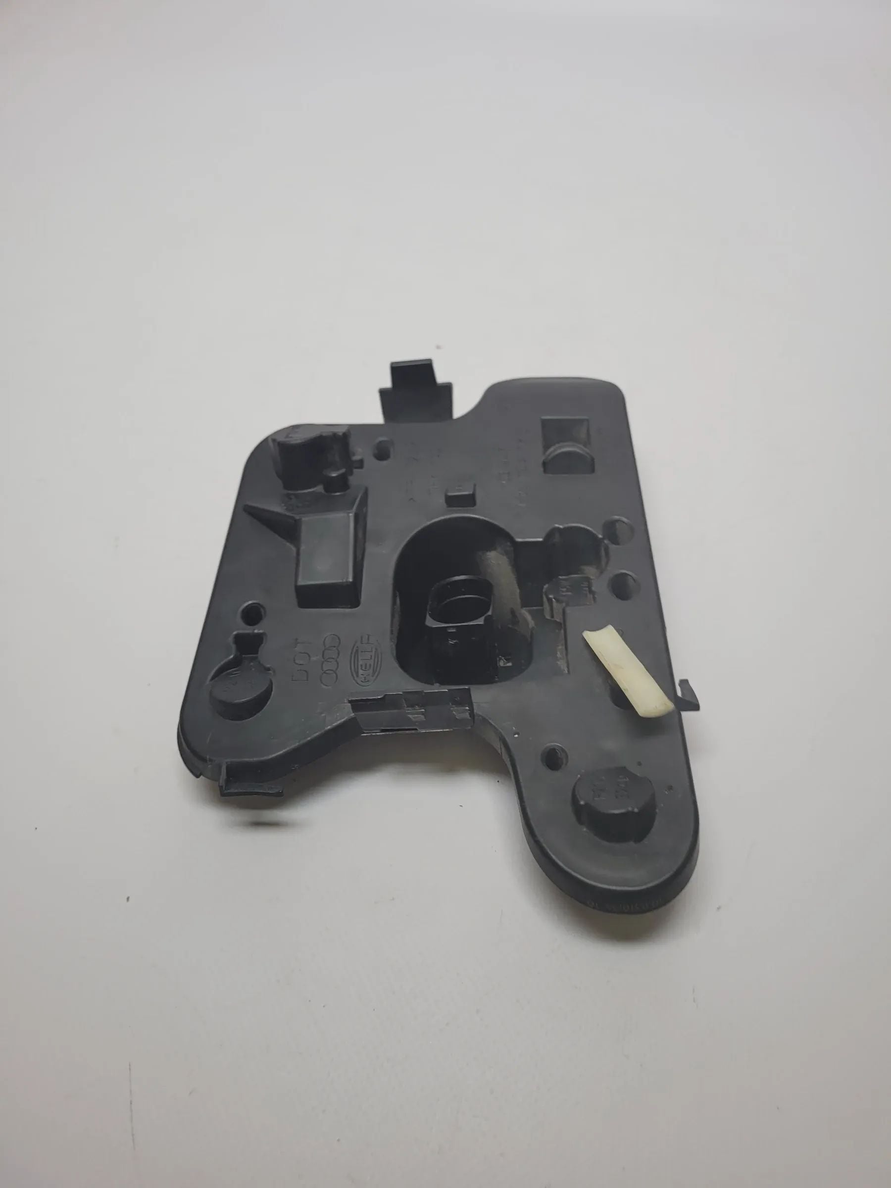 Original Audi A4 (8E2) Lampenträger Links 153947