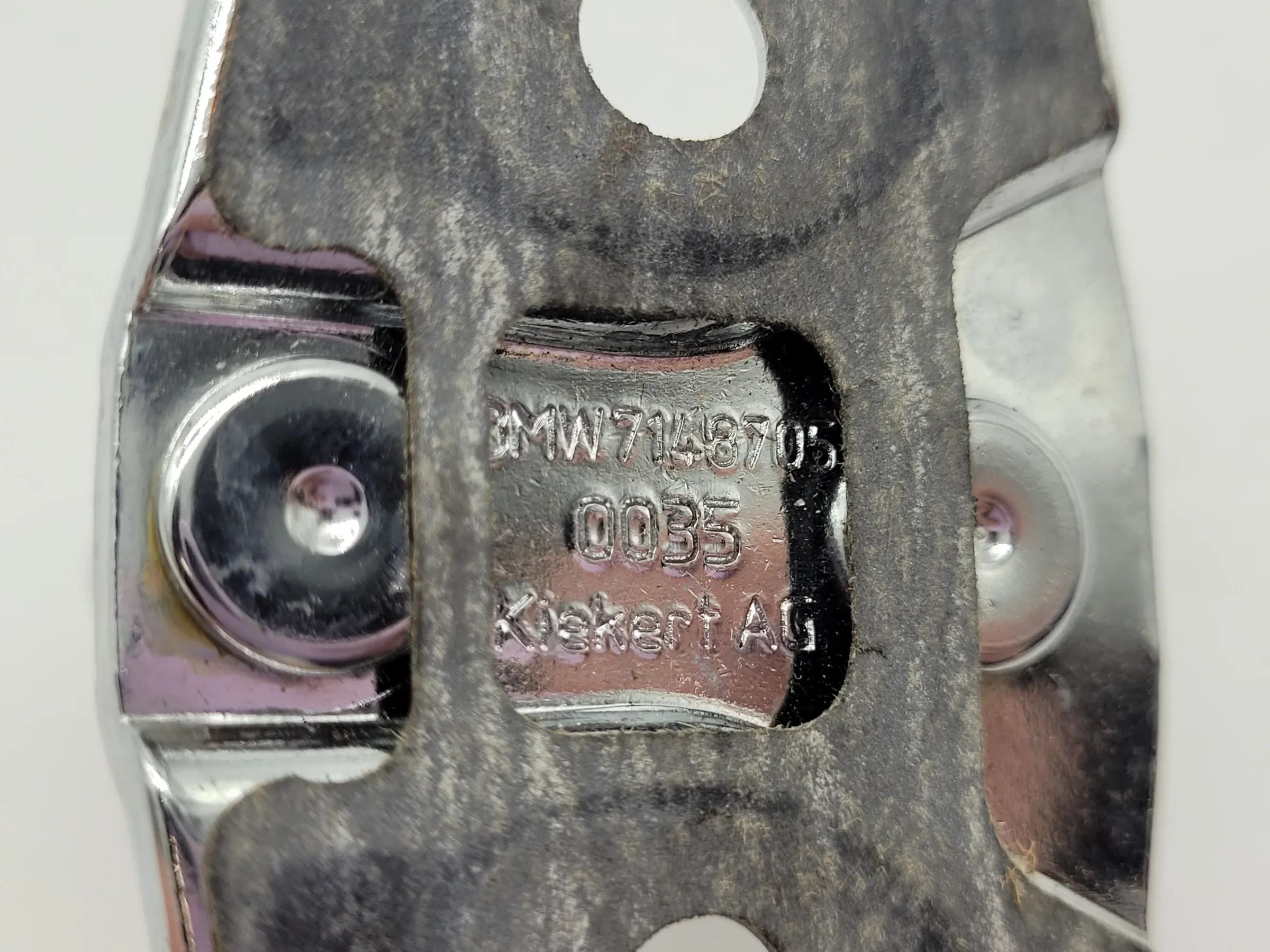 Original BMW 5er (E60/E61) Türfanghaken Schliessbügel 7148705