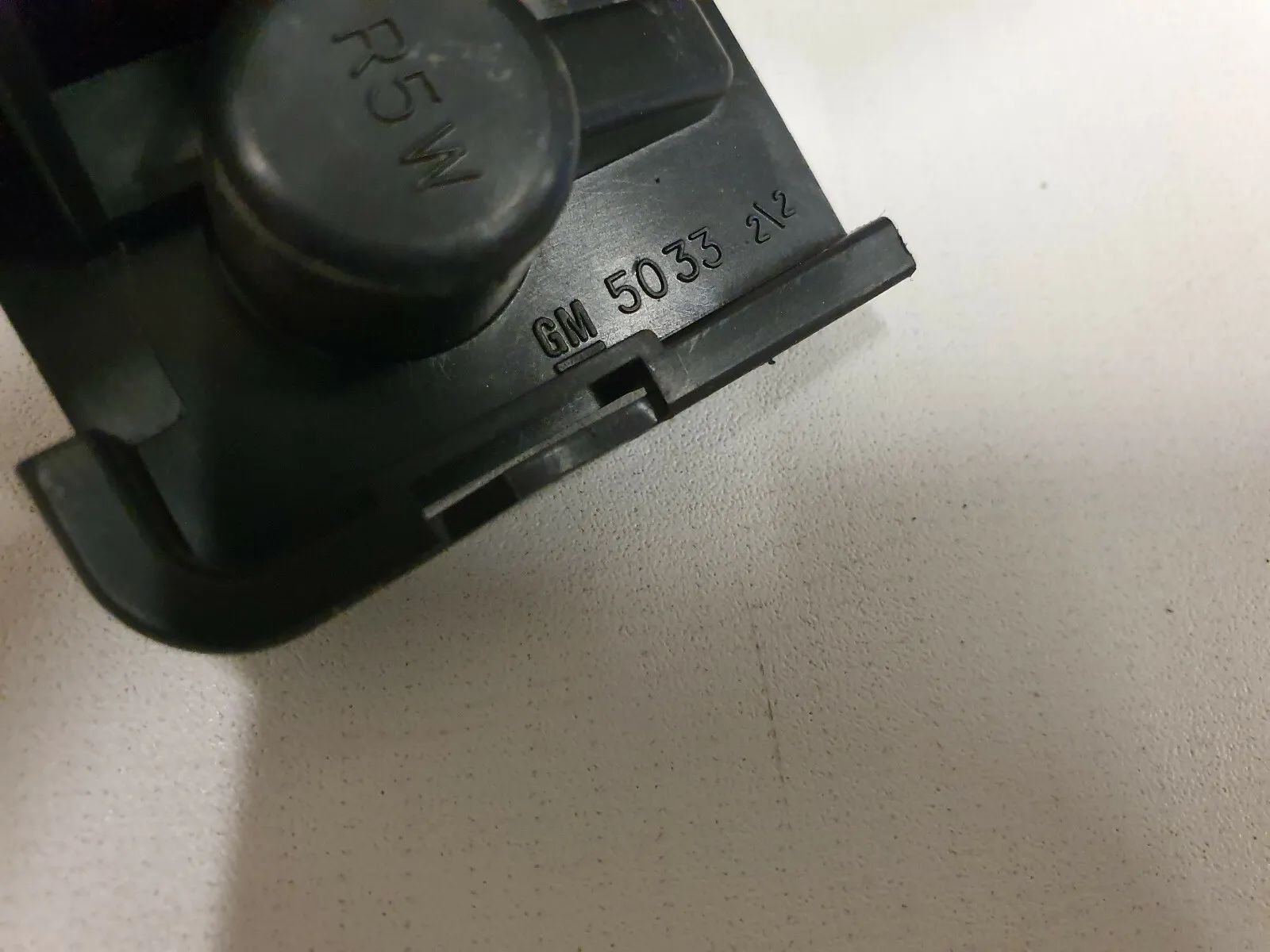 อะไหล่แท้ Opel Omega B  GM5033 ขายึดโคมไฟ ขั้วโคมไฟ ขวา สภาพ K16