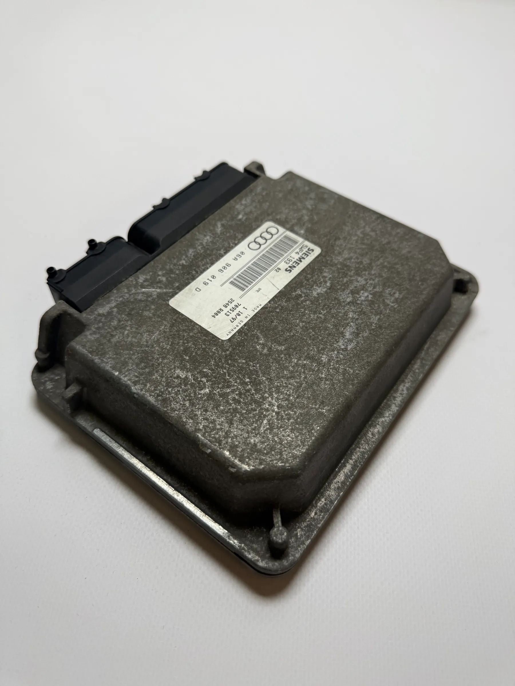 Audi A3 8L 1.6純正エンジンコントロールユニット 06A906019D 動作確認済み