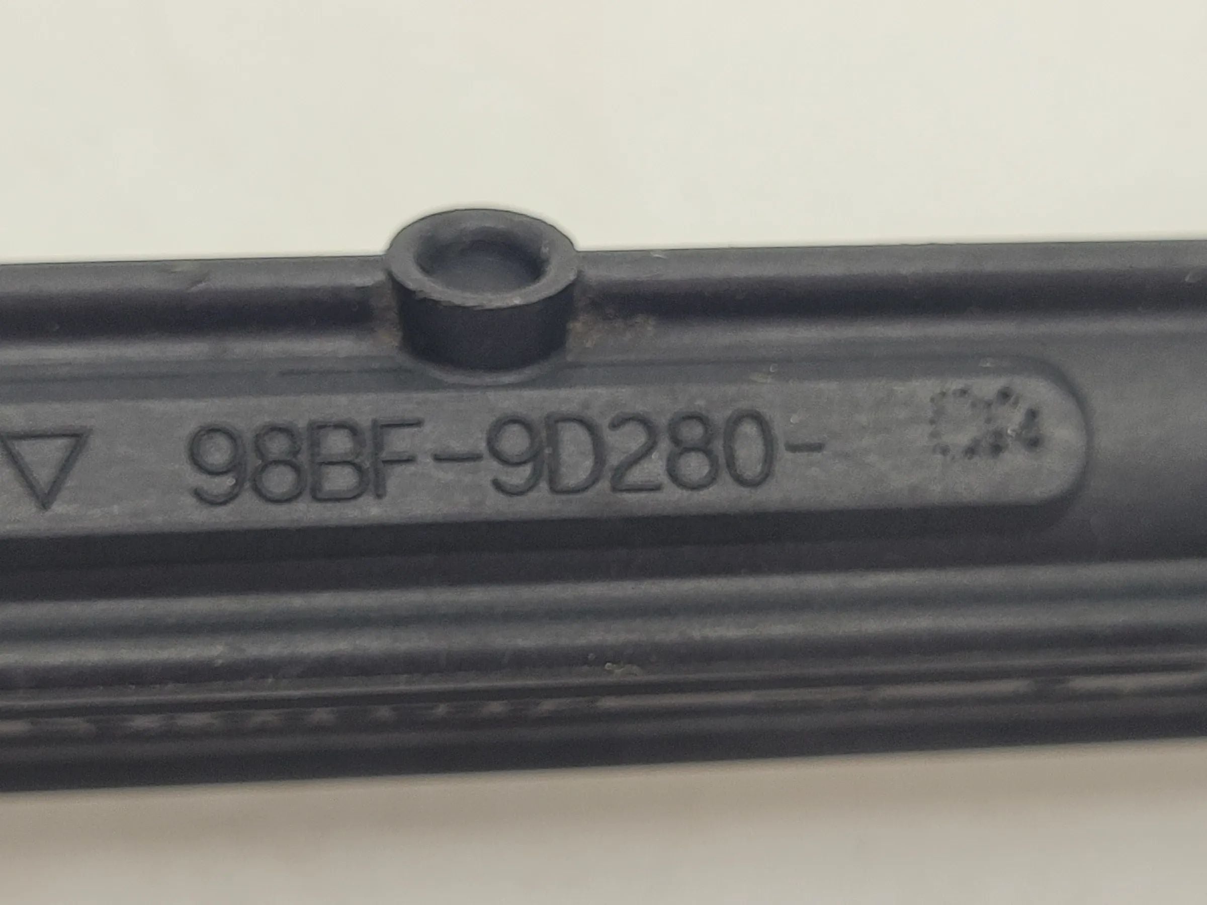 Ford Fiesta IV 4 Kraftstoffverteiler Einspritzleiste 98BF-9E317-AA (Original)