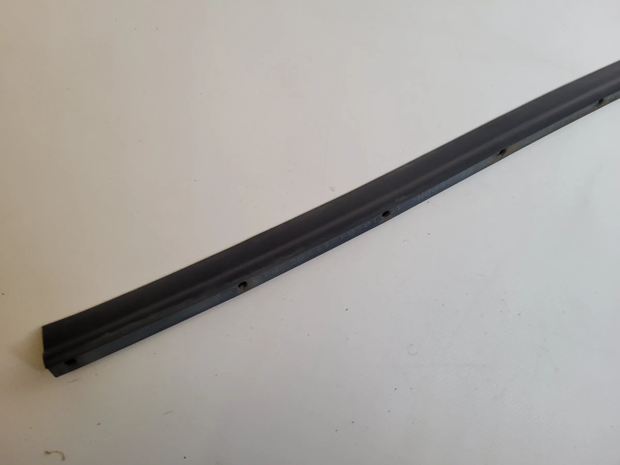 BMW 5er Touring E61 Dichtung Gummi Türgelenk Vorne Rechts 7033790 Original