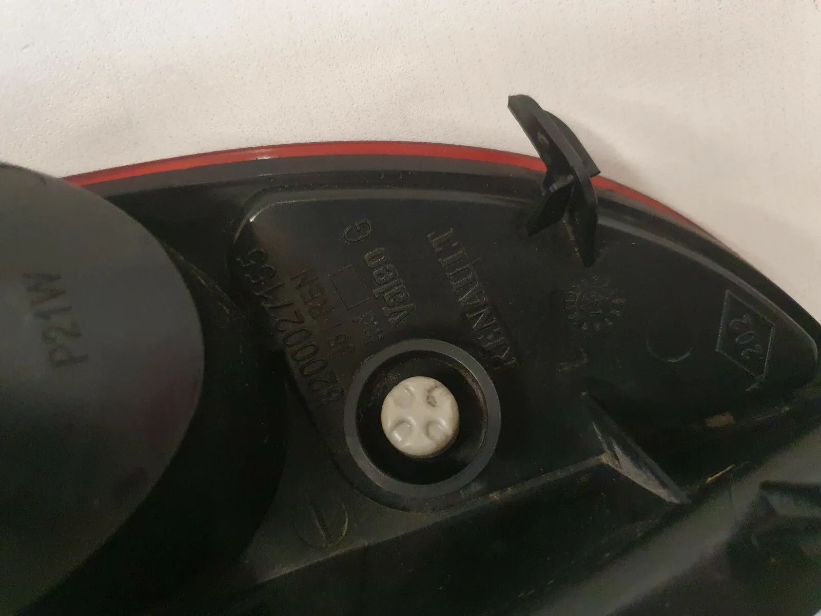 รูปลูกปัดไฟท้ายซ้ายล่าง Renault Espace 4 JK Valeo 8200027155 อะไหล่แท้