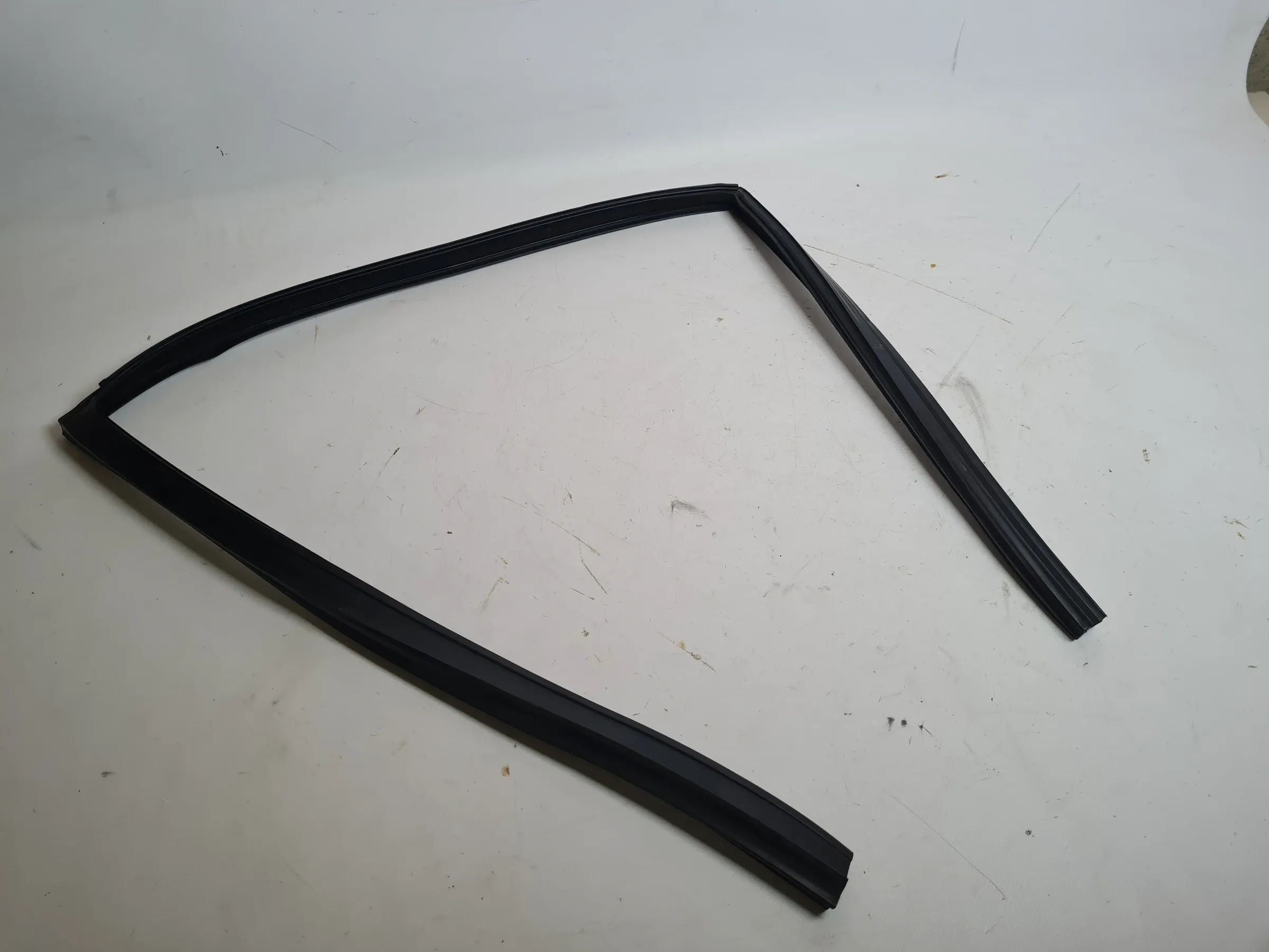 ซีลยางแนวหน้าต่างแท้ BMW 5er E39 ด้านขวาหลัง 8159818 / 34.6406