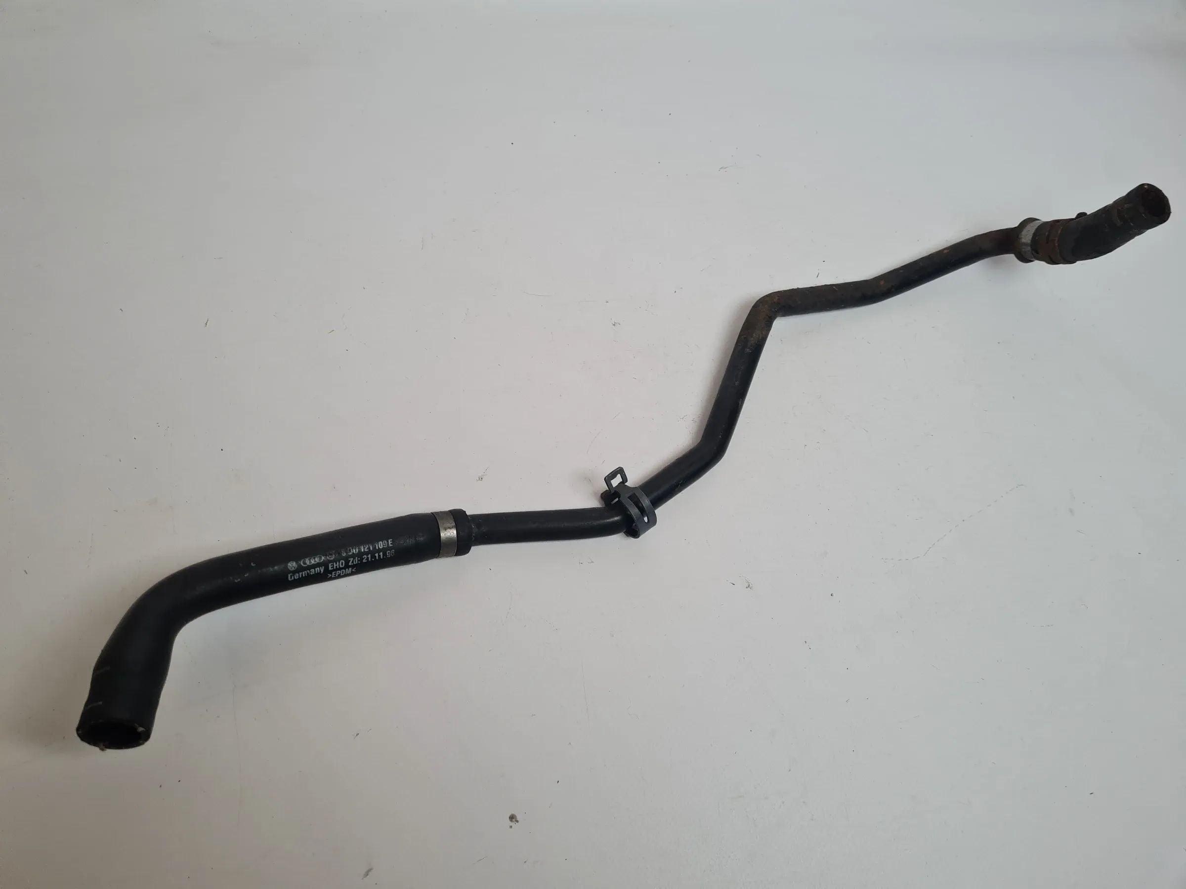 Original Audi A6 (4B2/4B4) 2.4 V6 Kühlerschlauch Kühlwasser 8D0121109E