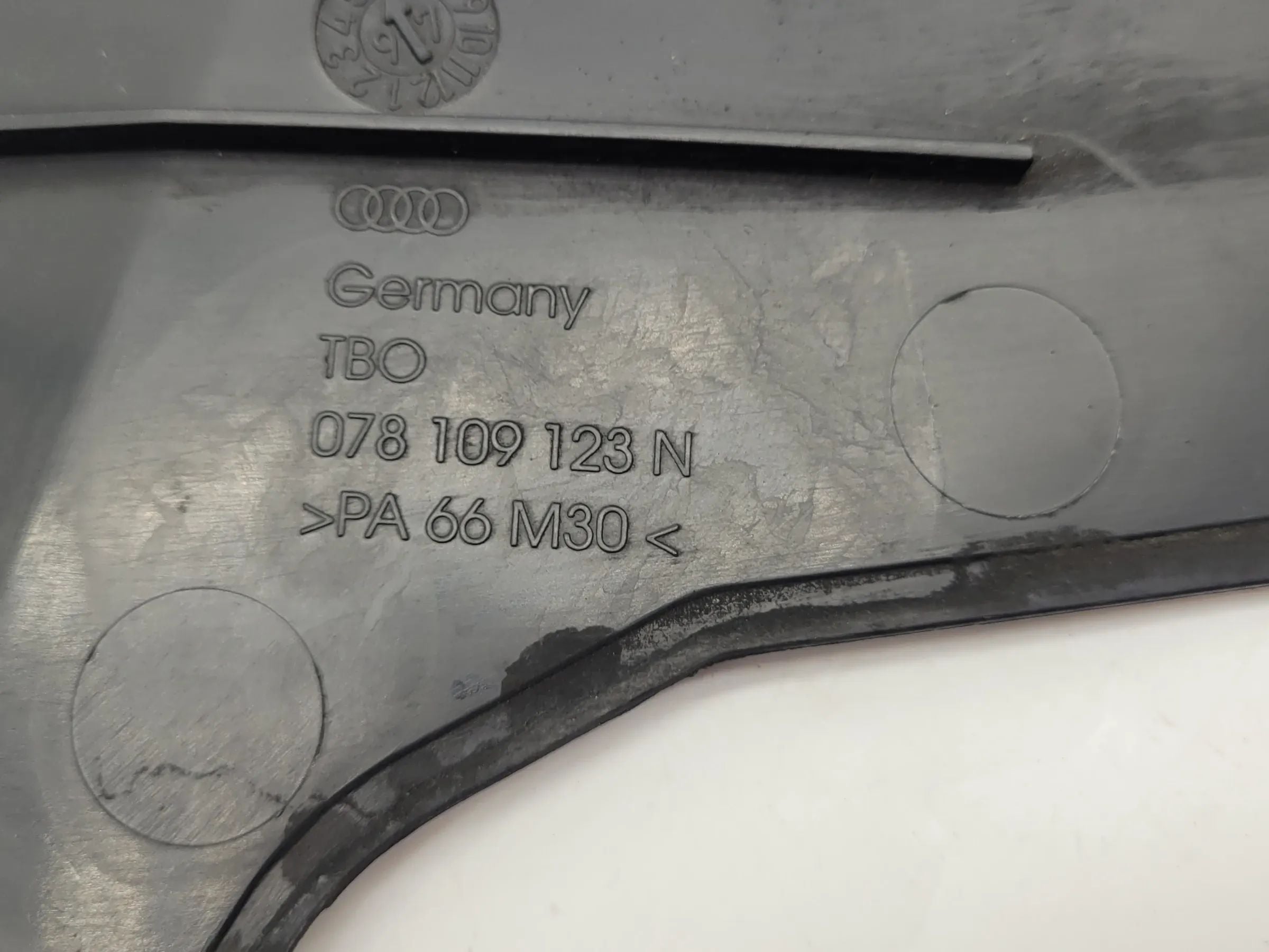 Original Audi A6 (4B2/4B4) 2.4 V6 121KW AGA Zahnriemenabdeckung Links 078109123N