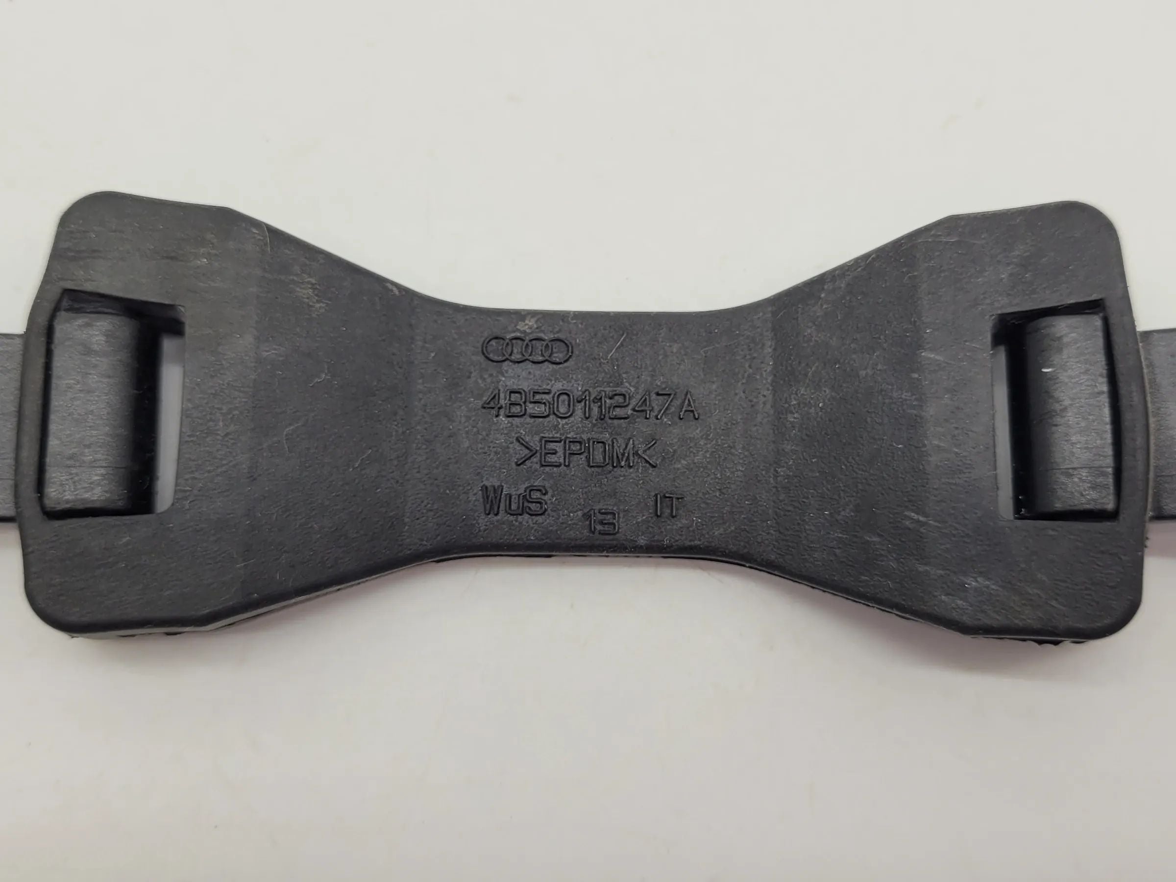 Original Audi A6 (4B2/4B4) Halterung Gummi Lasche 4B5011247A
