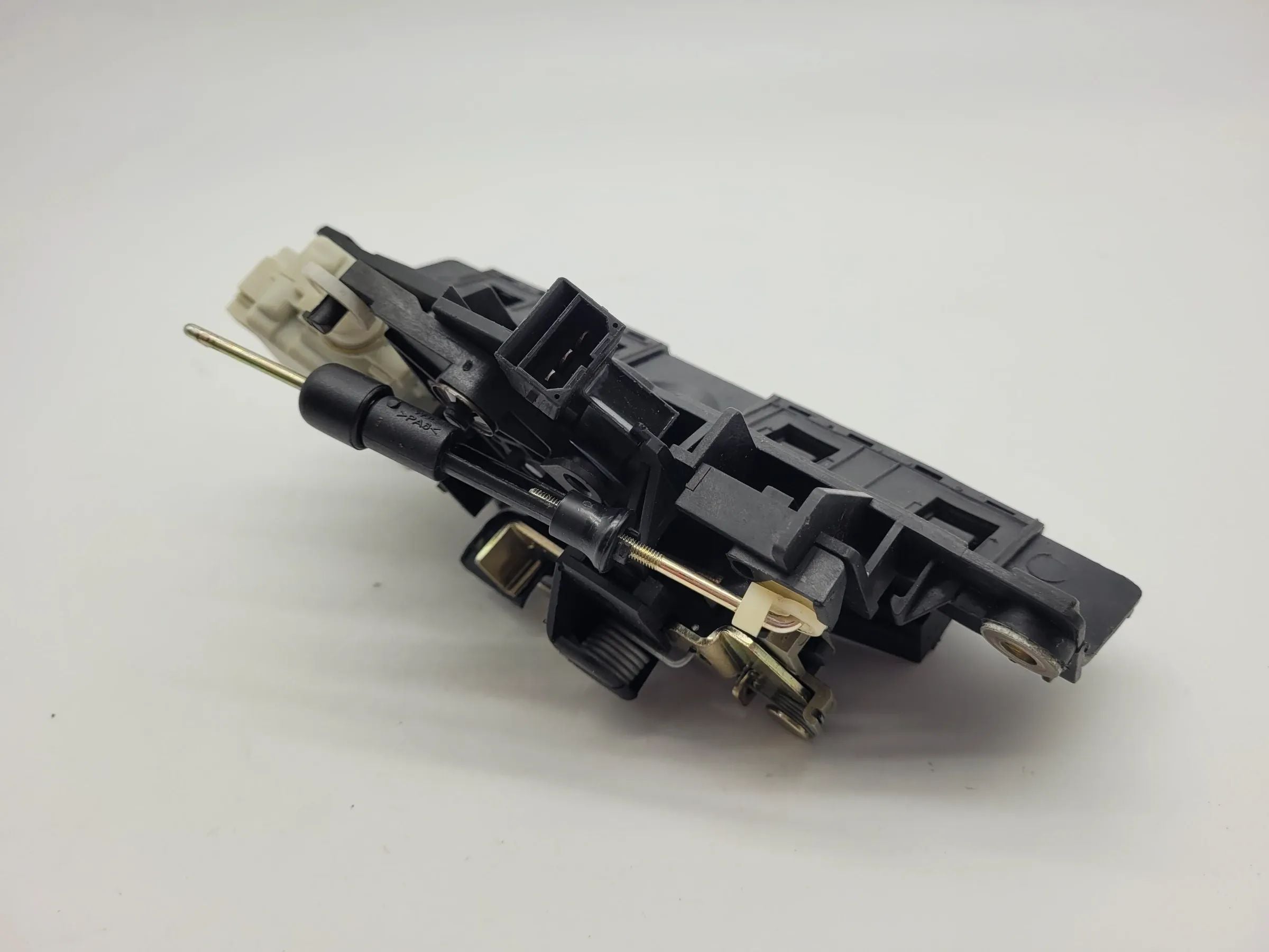 Original Audi A6 (4B2/4B4) Heckklappenschloß 4B0827565 H/J