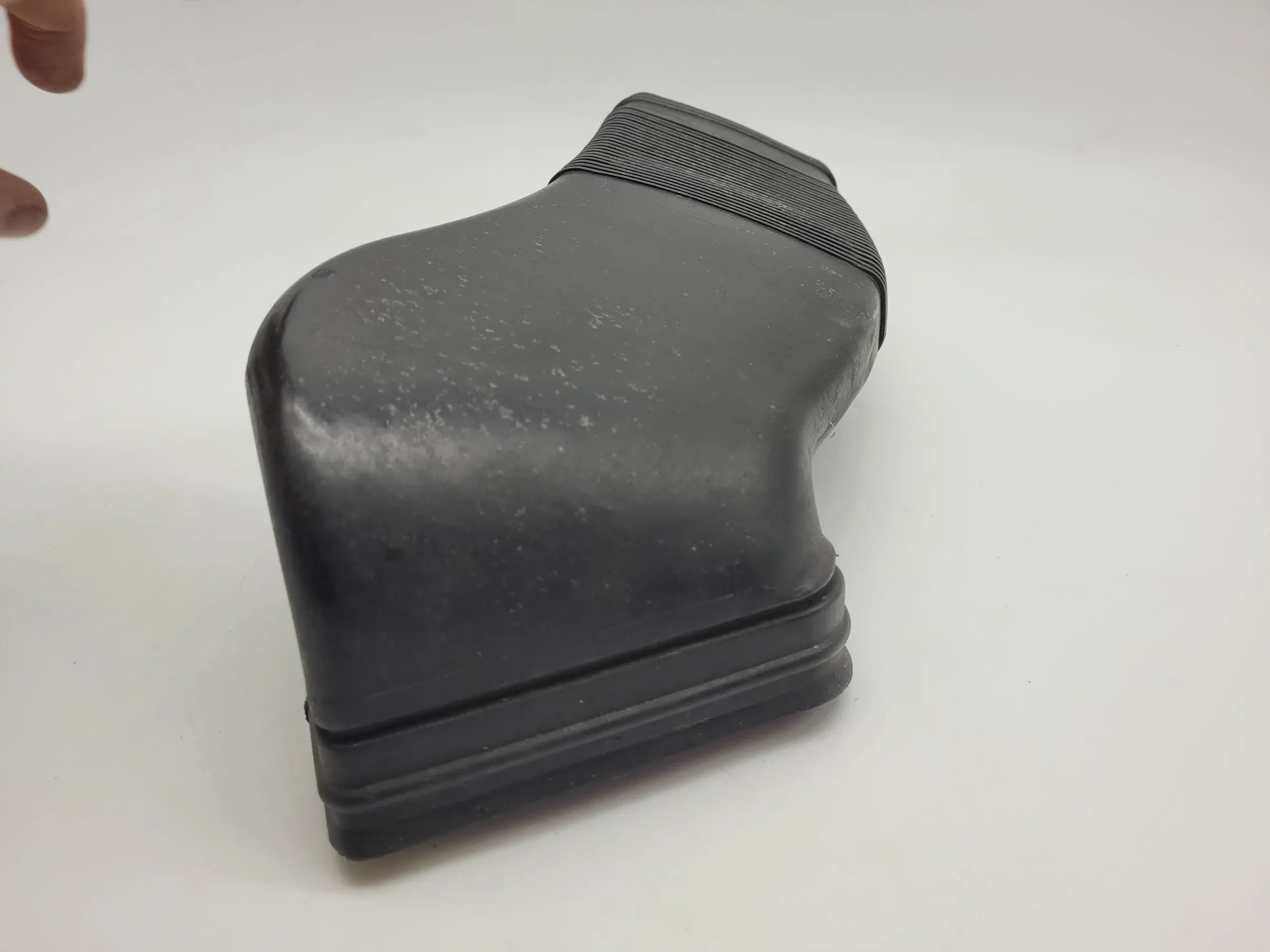 Original Audi A6 (4B2/4B4) Ansaugschlauch für Luftfilter 8D0129617E