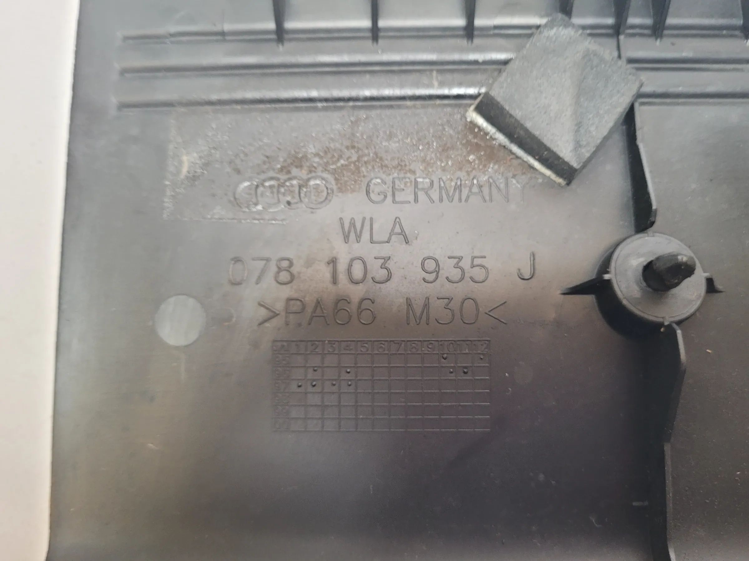 Original Audi A6 (4B2/4B4) 2.4 V6 Motorabdeckung 07803935J