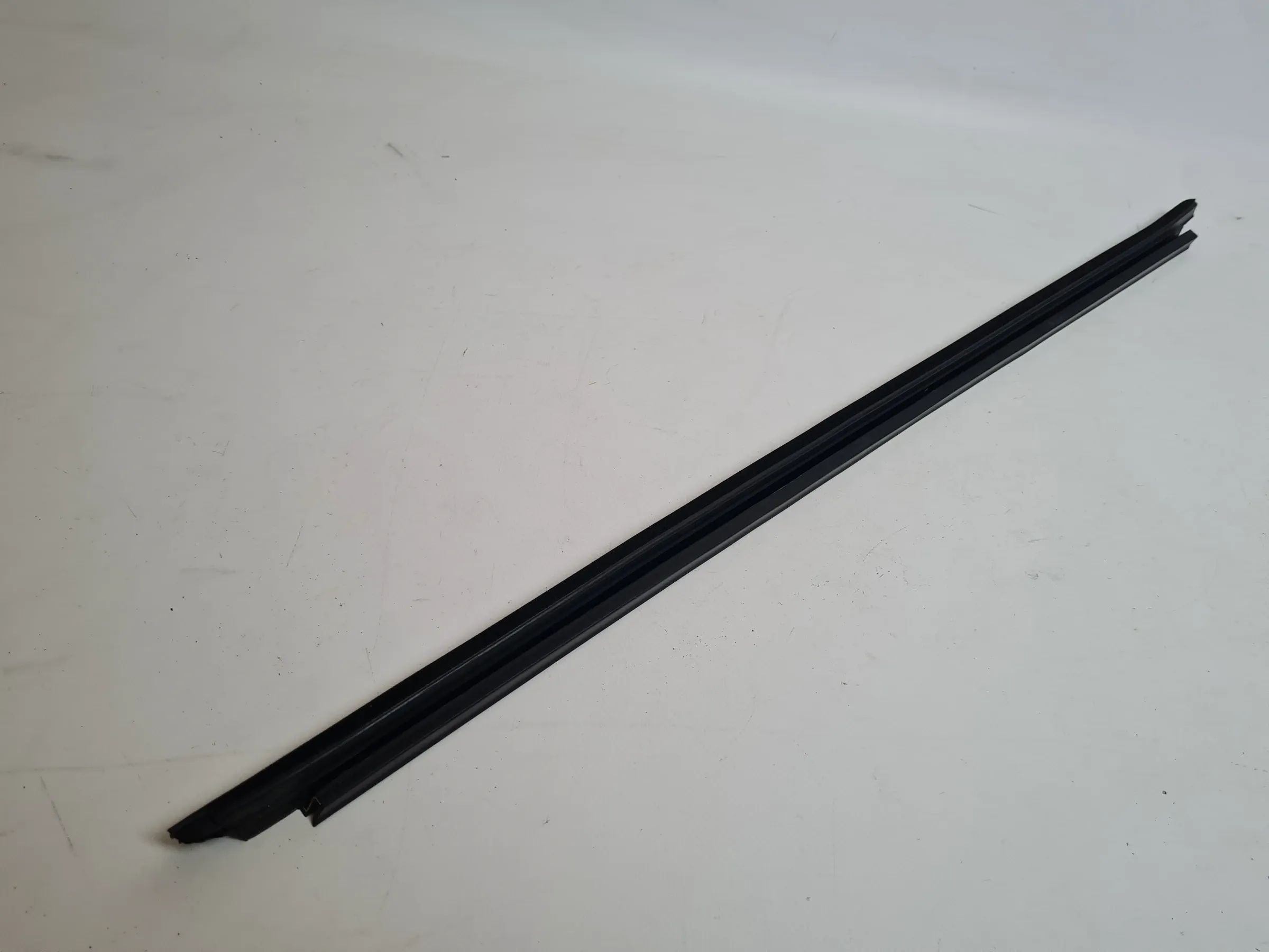 Original Audi A4 (8E/B6/B7) Tür Fenster Dichtung Leiste Links Hinten 8E0839479