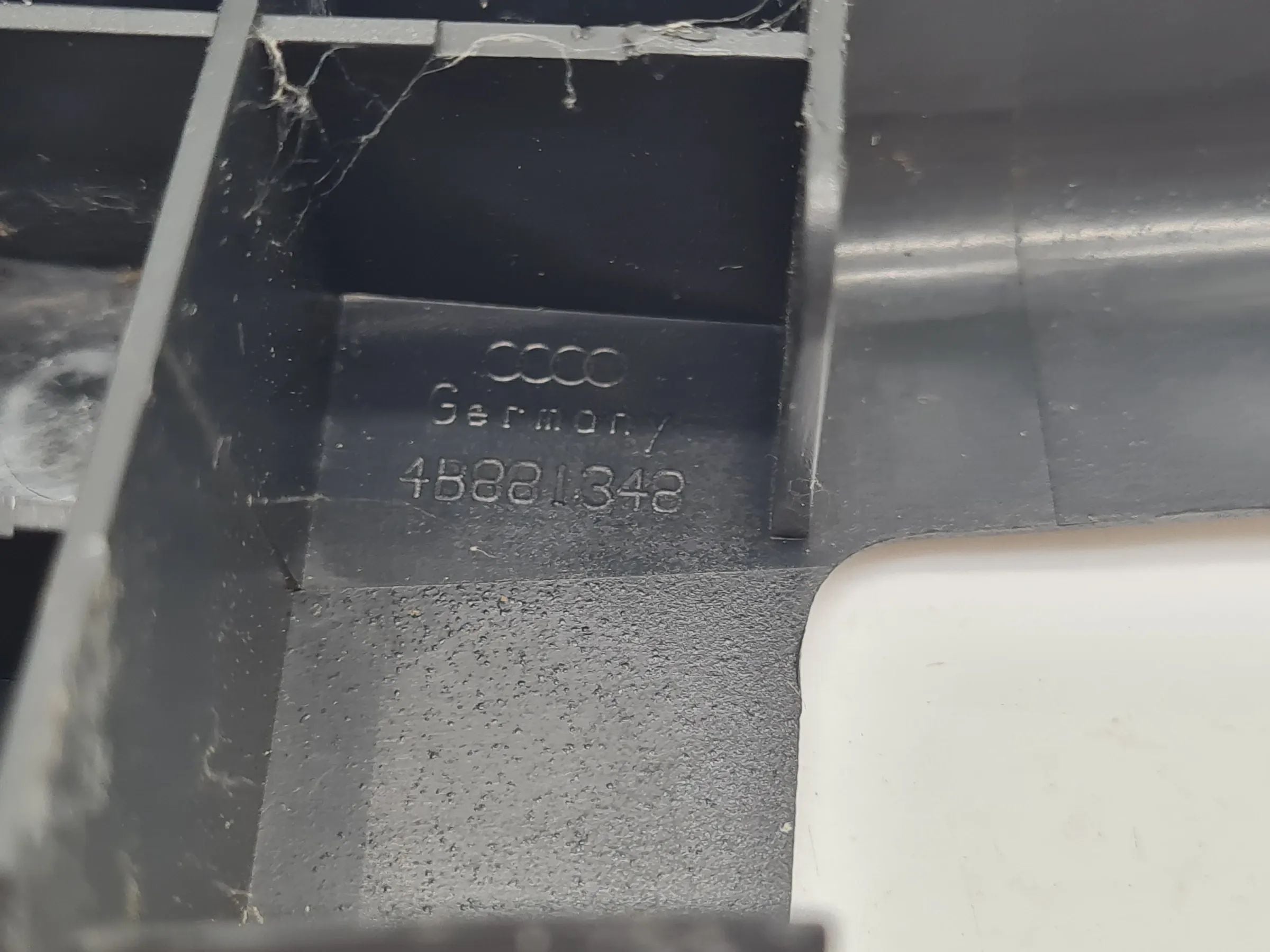 Original Audi A6 (4B2/4B4) Abdeckung Blende Sitz Vorne 4B0881348