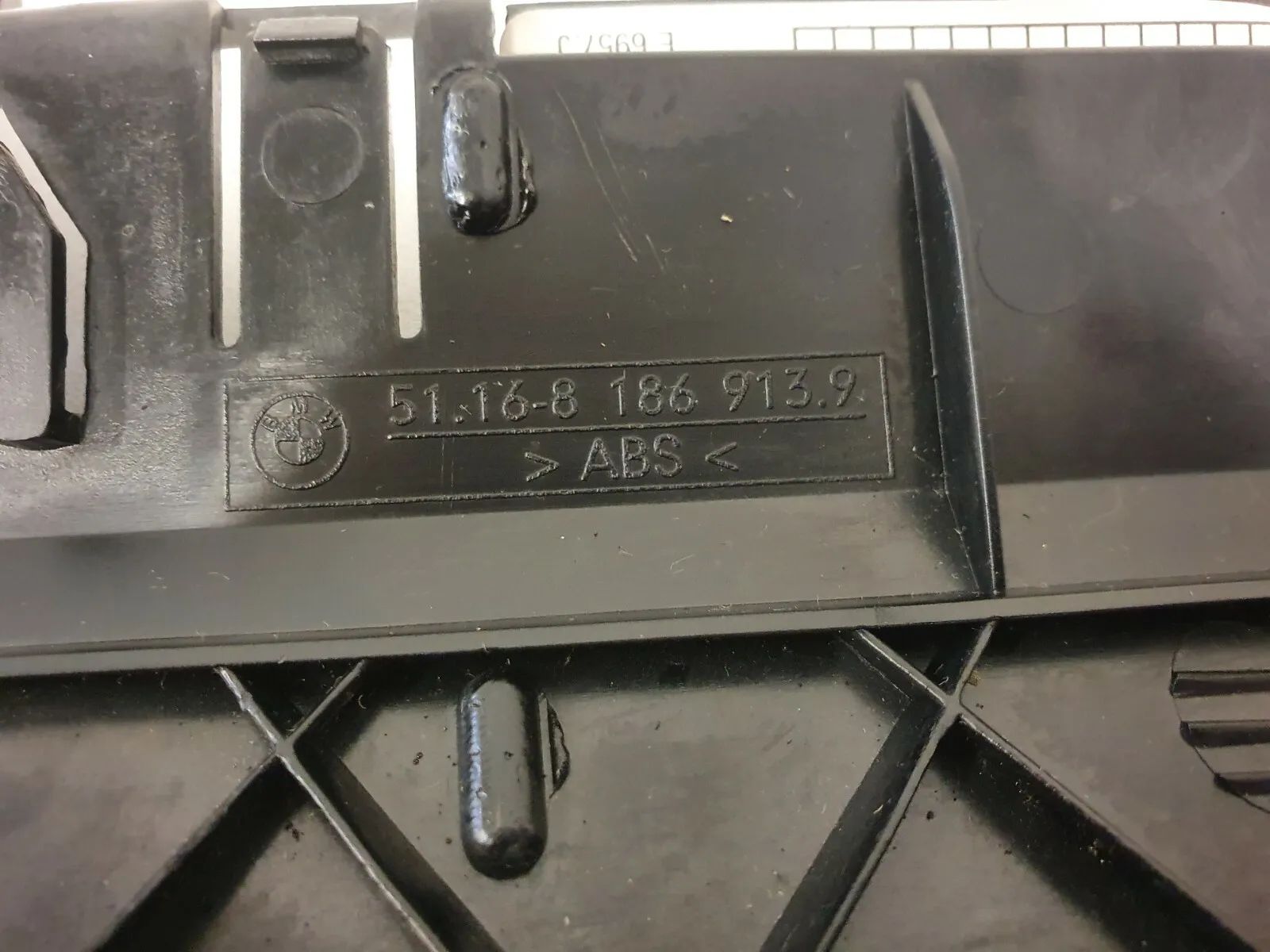 Orijinal BMW E39 5 Serisi Sigorta Kutusu Taşıyıcı Ray 511681869139