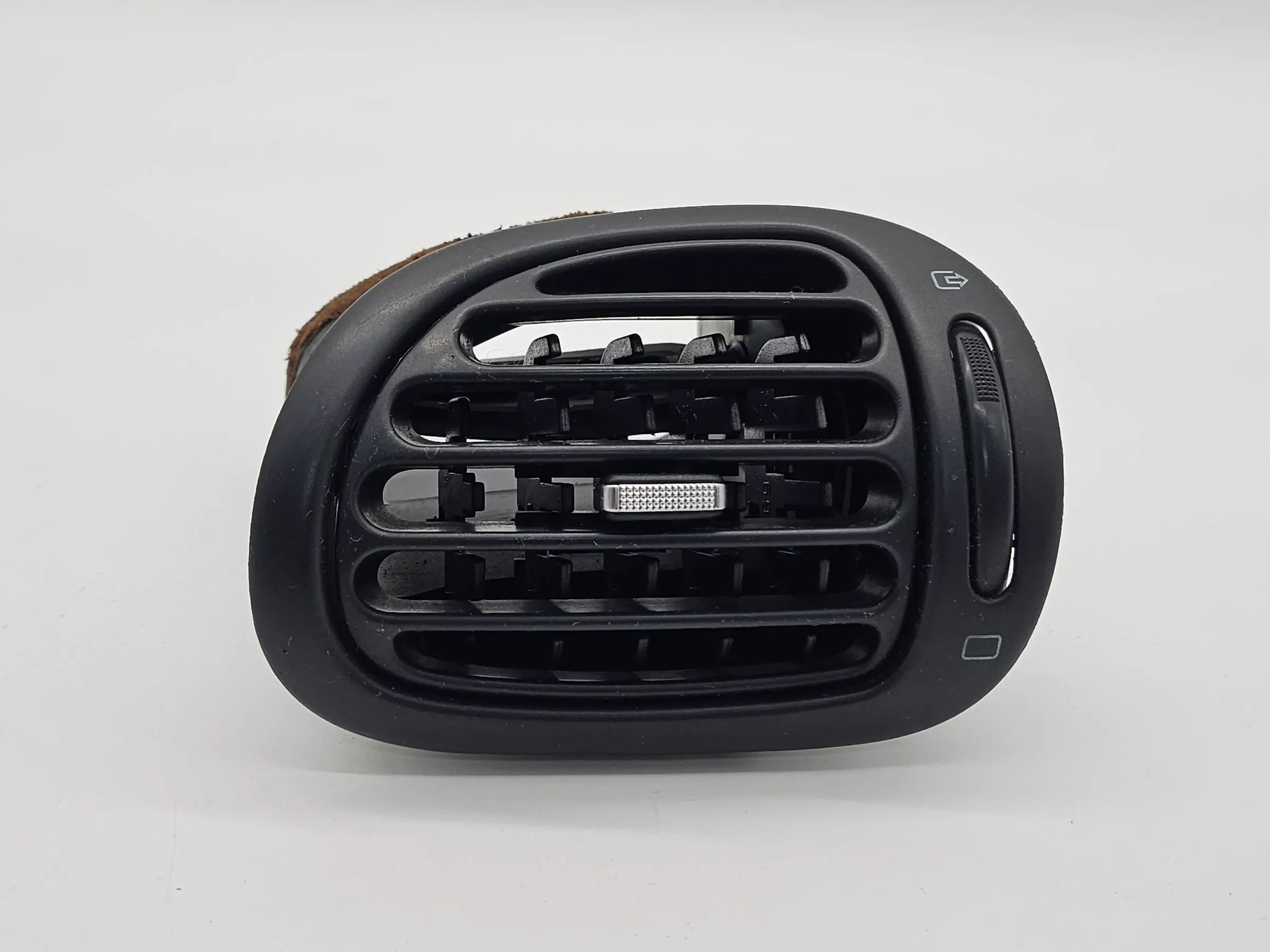 Пежо 206СС Воздуховод воздуховыпускная решетка правая 9632184377