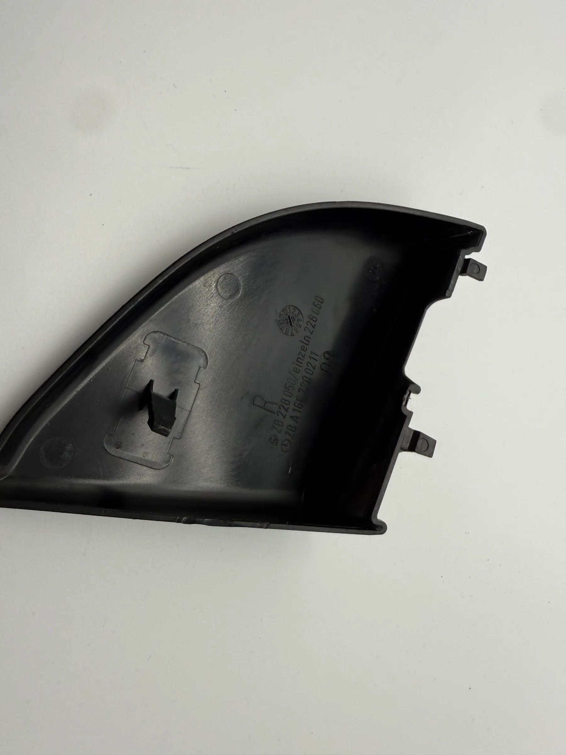 Original Mercedes-Benz A-Klasse Innenverkleidung Dreieck Rechts A1687200211