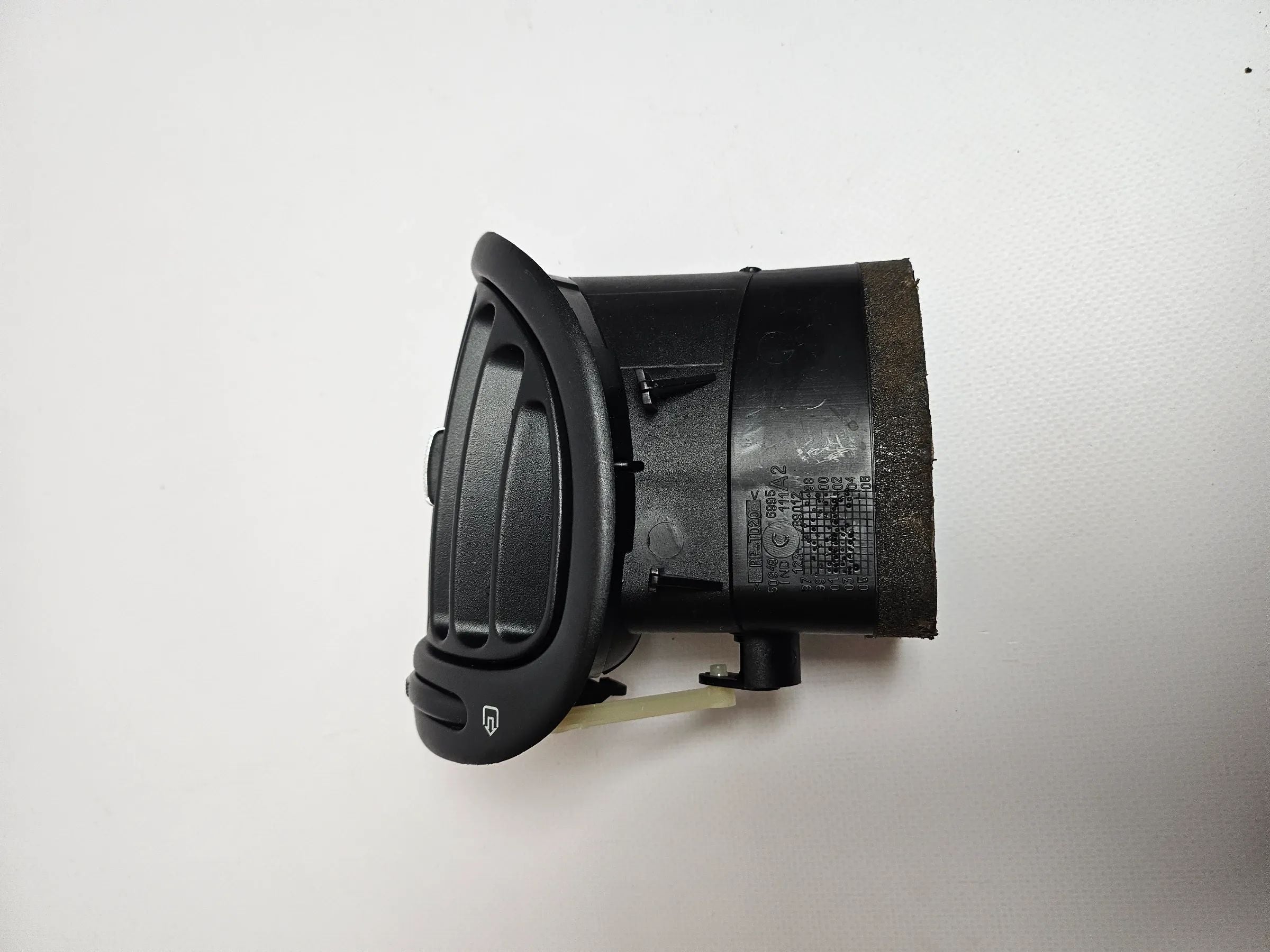 Peugeot 206 CC dysza powietrzna wlot powietrza kratka wentylacyjna prawa 9632184377