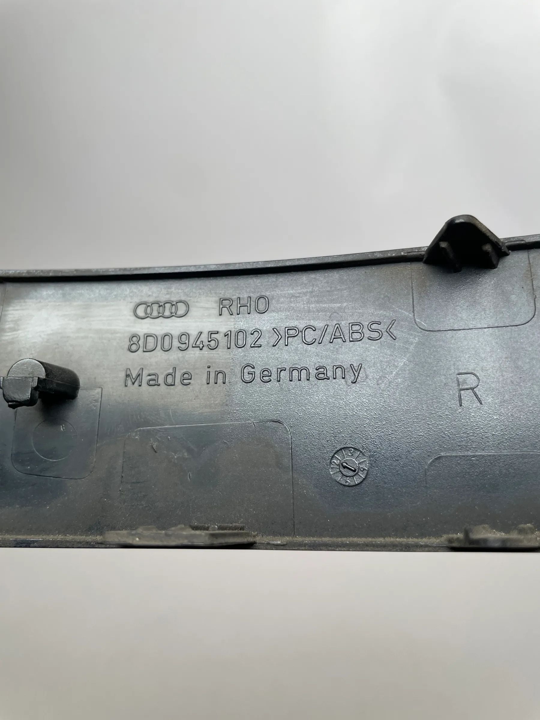 Original Audi A4 (8D2) Blende Rückleuchte Rechts hinten 8D0945102