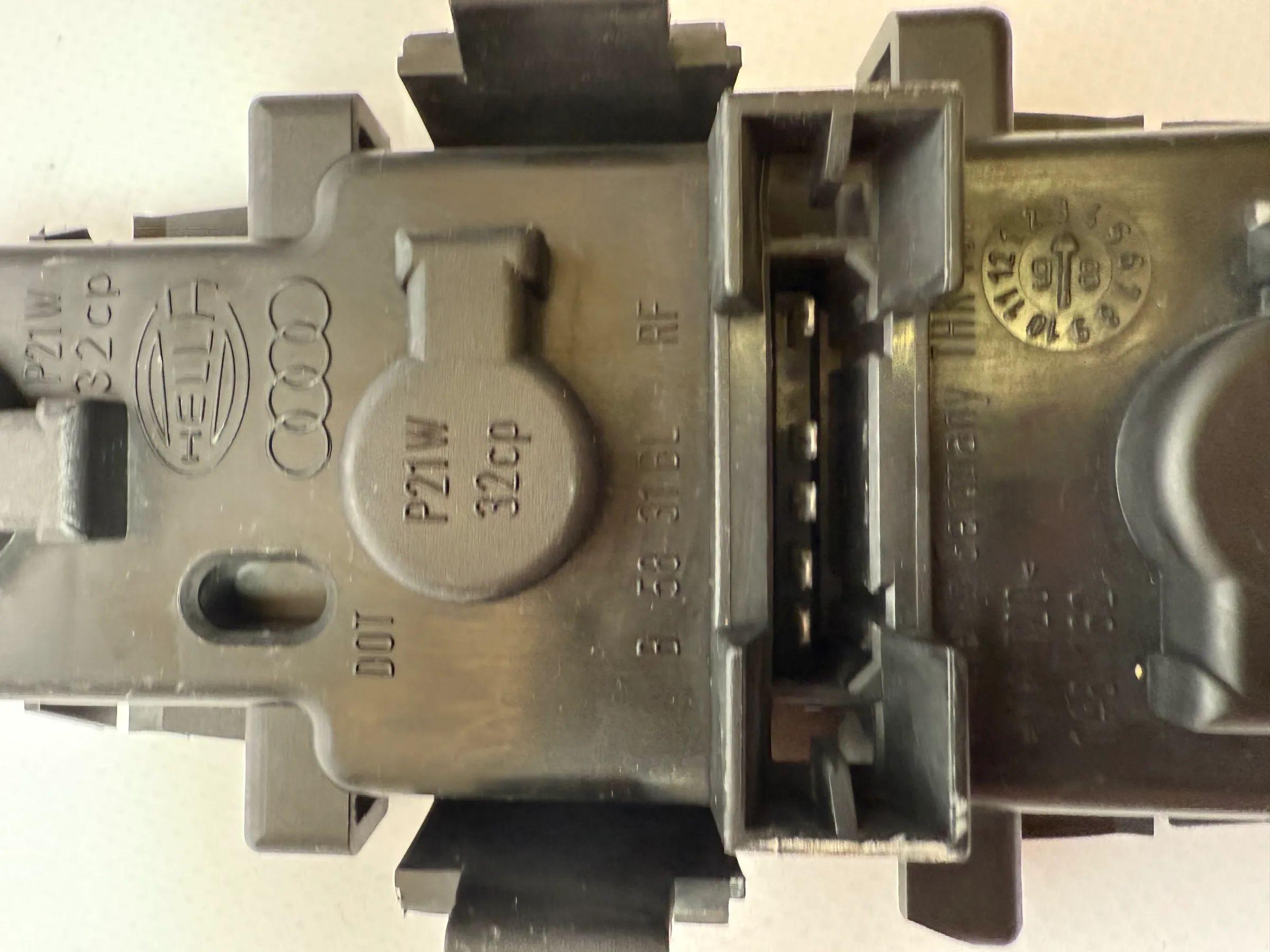Oryginalny uchwyt lampy tylnej Audi A6 (4B) L/P Hella B5831BLRF / 148162