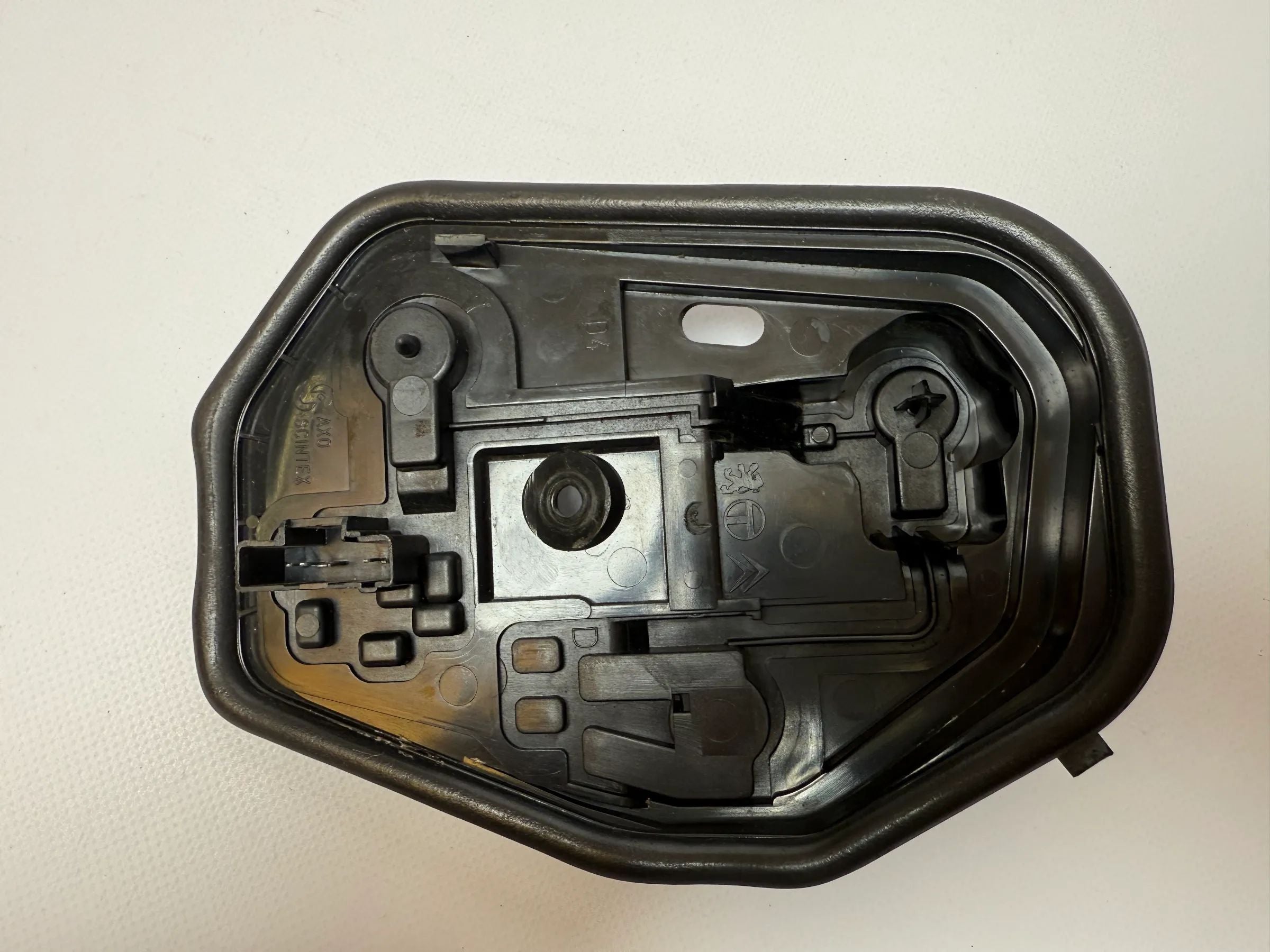 Oryginalny uchwyt lampy tylnej prawy Peugeot 206 CC 2531
