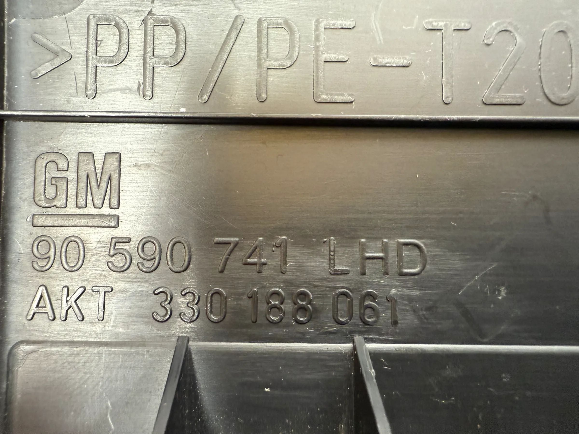 Оригинальная крышка блока предохранителей Опель Зафира А 90590741LHD / 330188061