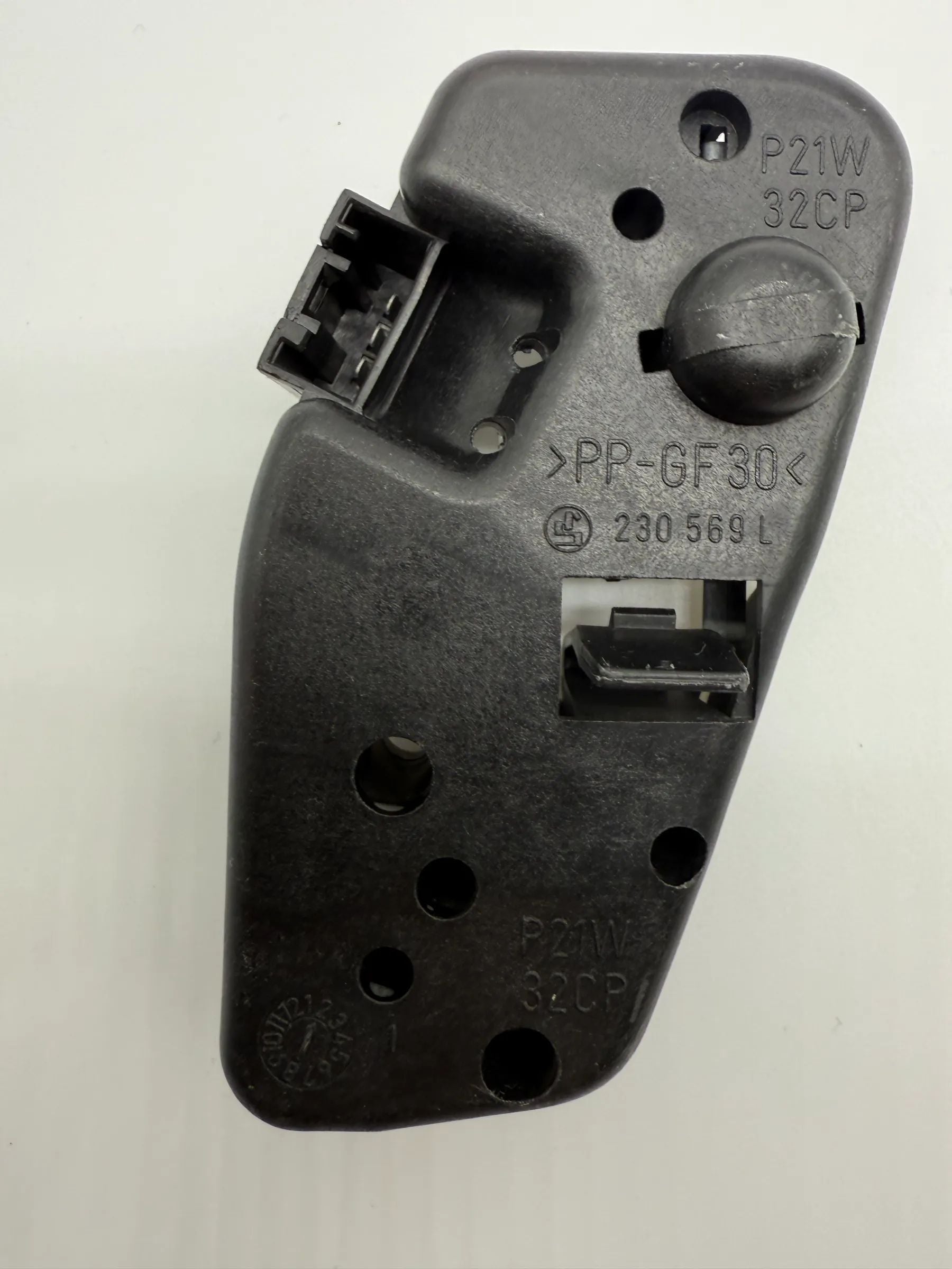 Оригинальный держатель лампы заднего фонаря BMW E46 левый 230569L / 230537L