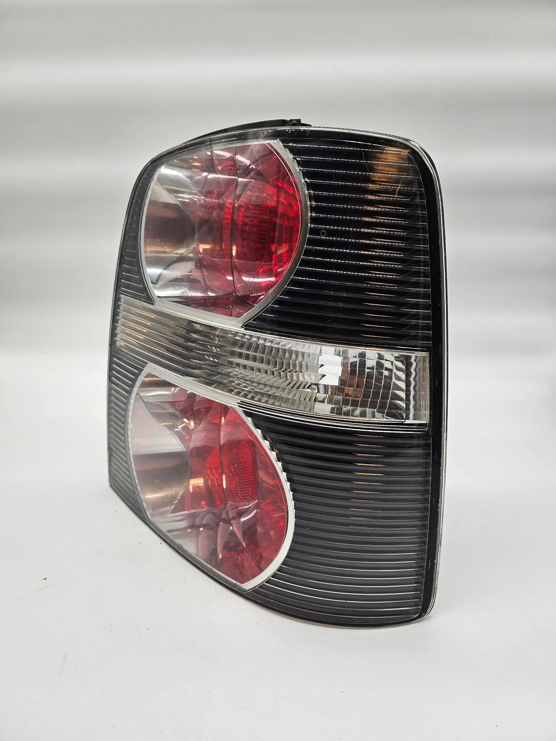 อะไหล่แท้ Hella ไฟท้ายขวา VW Touran (1T1, 1T2) 1T0945096 สีดำ