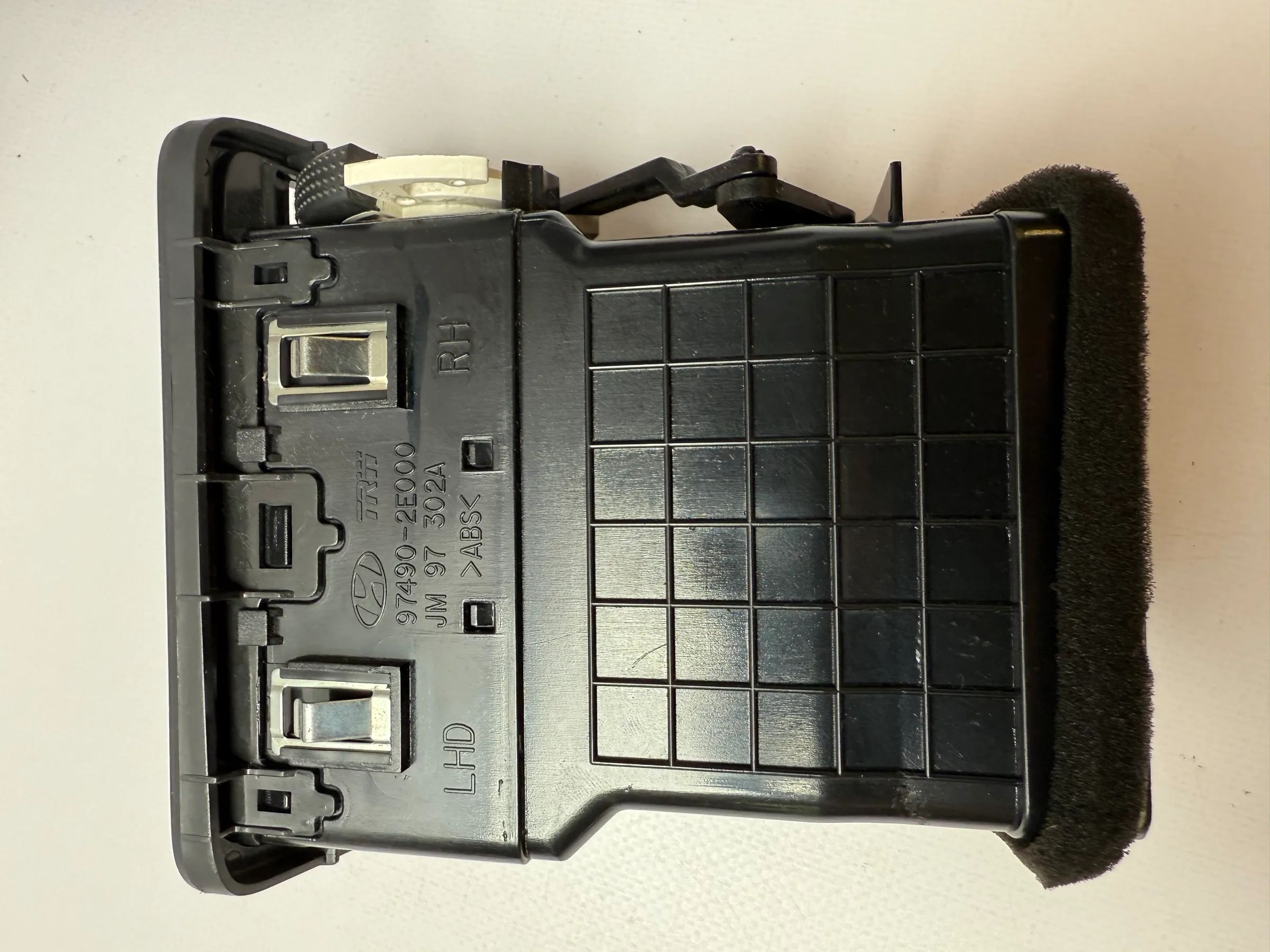 Original Hyundai Tucson air vent ventilation grille right 97490-2E000 / JM 97 302A 