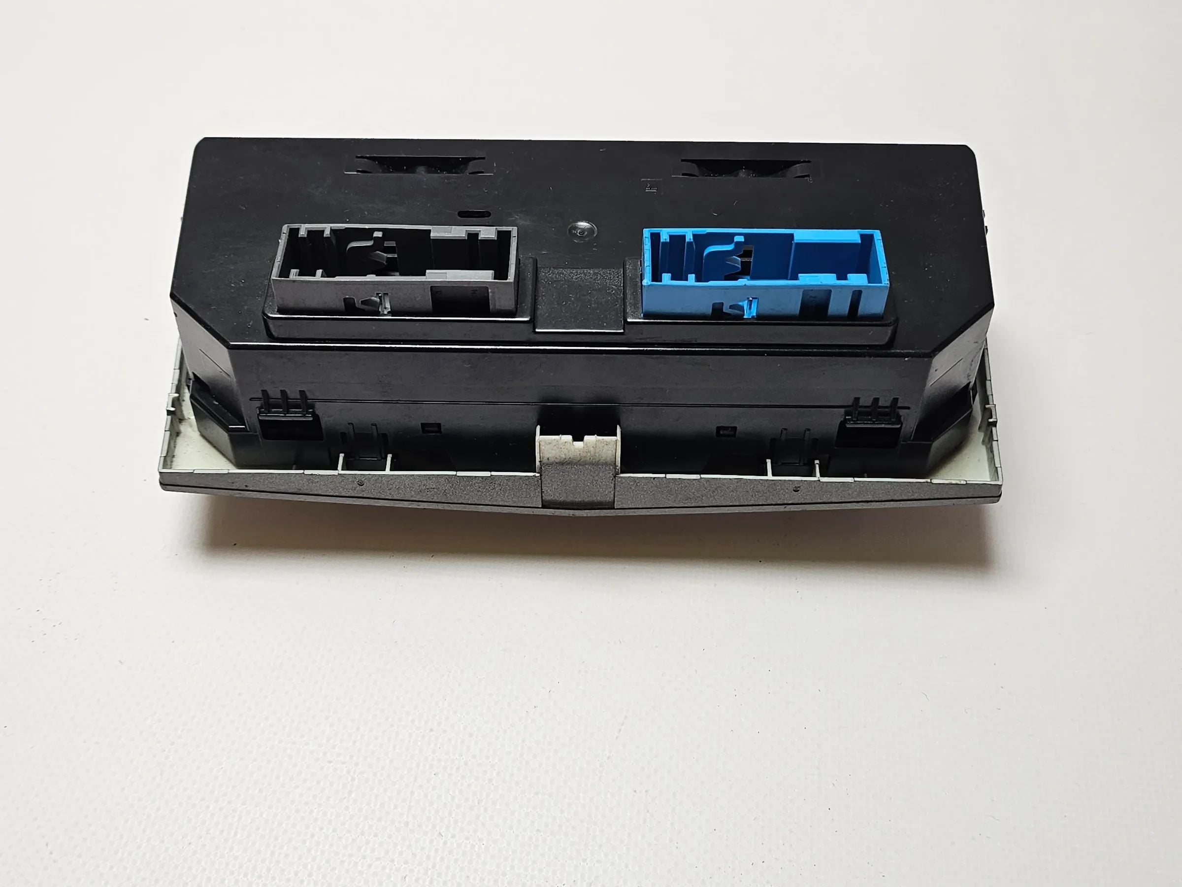 Oryginalny panel klimatyzacji Opel Zafira B element sterujący ogrzewaniem wentylacją 13231053 QH2