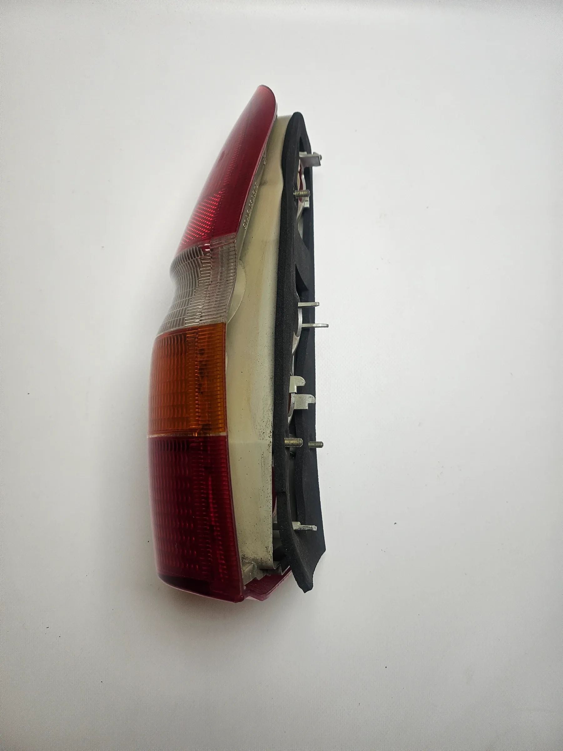 Piloto trasero derecho original con portabombillas FORD ESCORT TURNIER CL