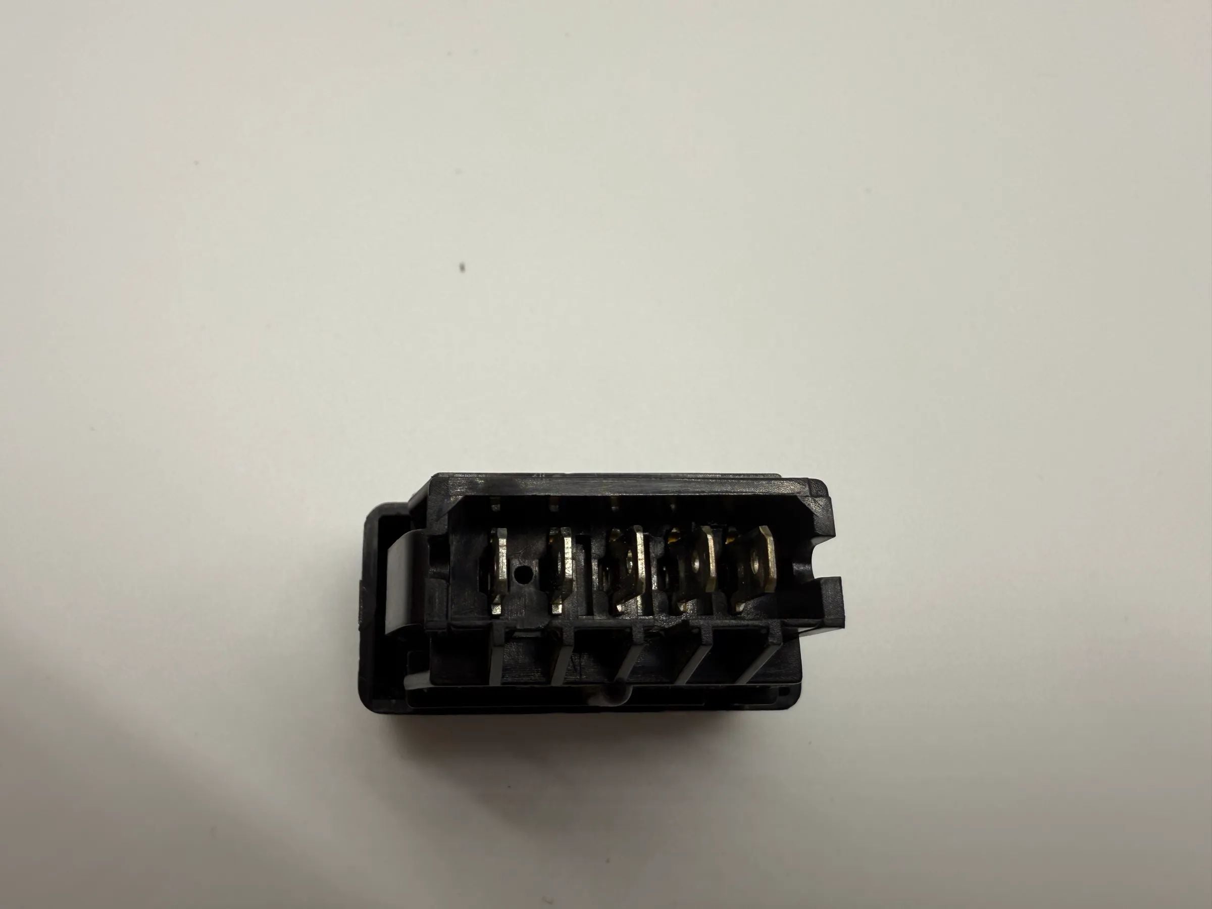 Oryginalny przełącznik świateł przeciwmgłowych Renault R21 DAV 7700794673