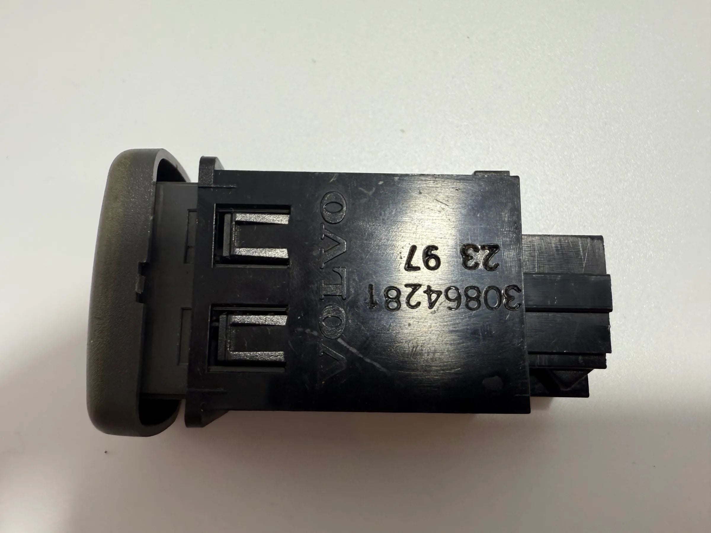 อะไหล่แท้ Volvo V40 S40 ปุ่มสวิตช์วิทยุด้านหน้าซ้าย TRW 30864281