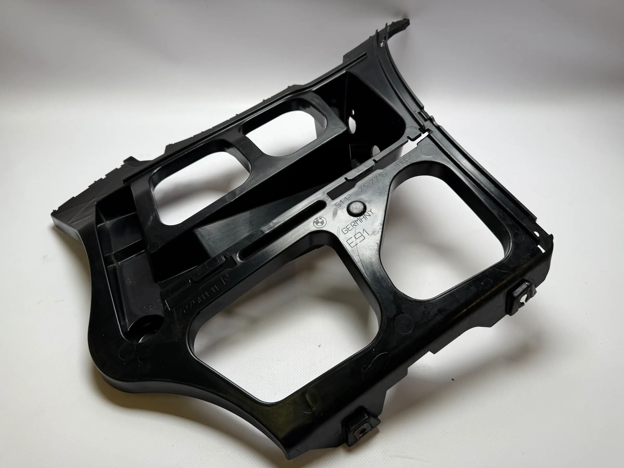 Оригинальный держатель бампера BMW E90 / E91 правый 51127127716