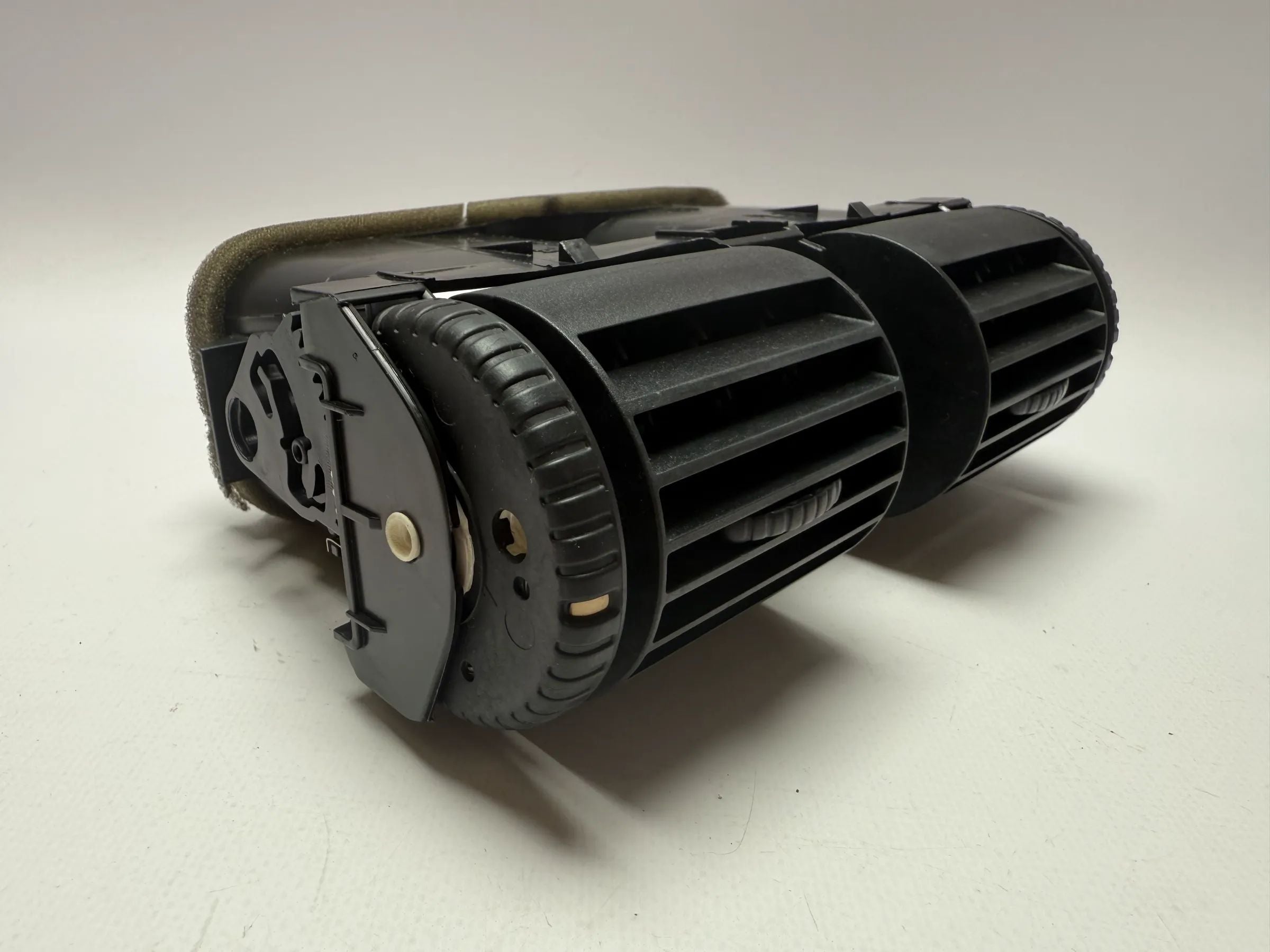 Оригинальная центральная двойная воздушная решетка вентиляции Opel Astra G 90560344