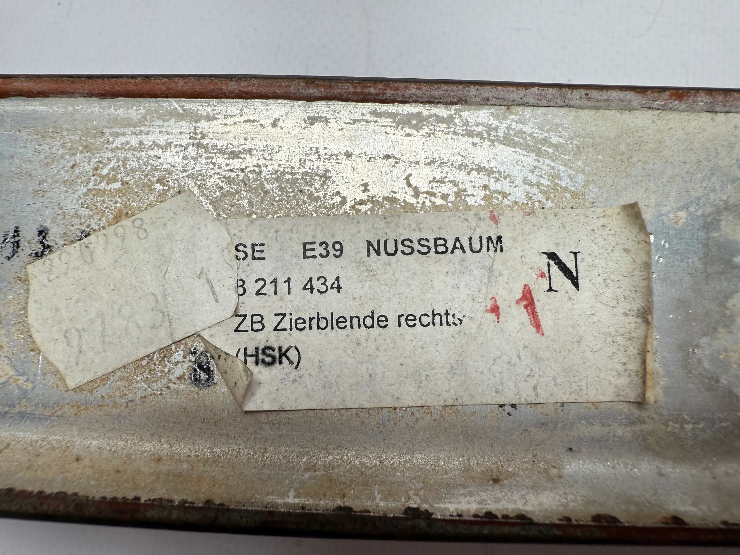 Oryginalna listwa dekoracyjna/blenda deski rozdzielczej BMW E39 nad schowkiem 8211434