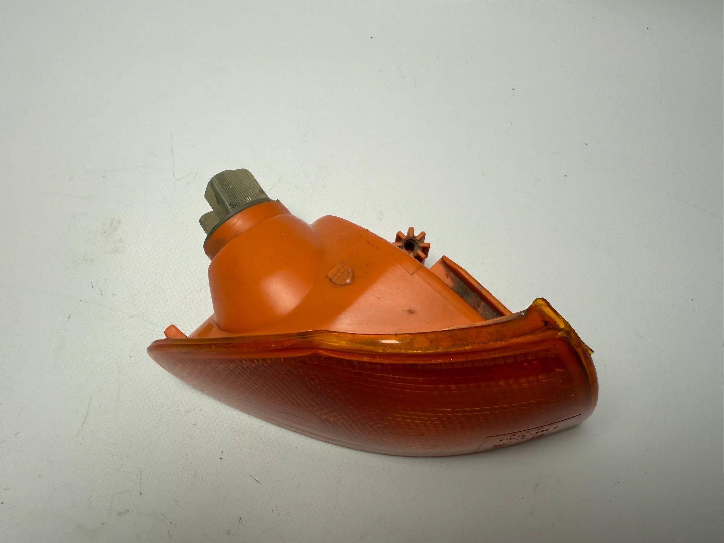 Оригинальный передний правый оранжевый поворотник Opel Astra F 91-94 90421897