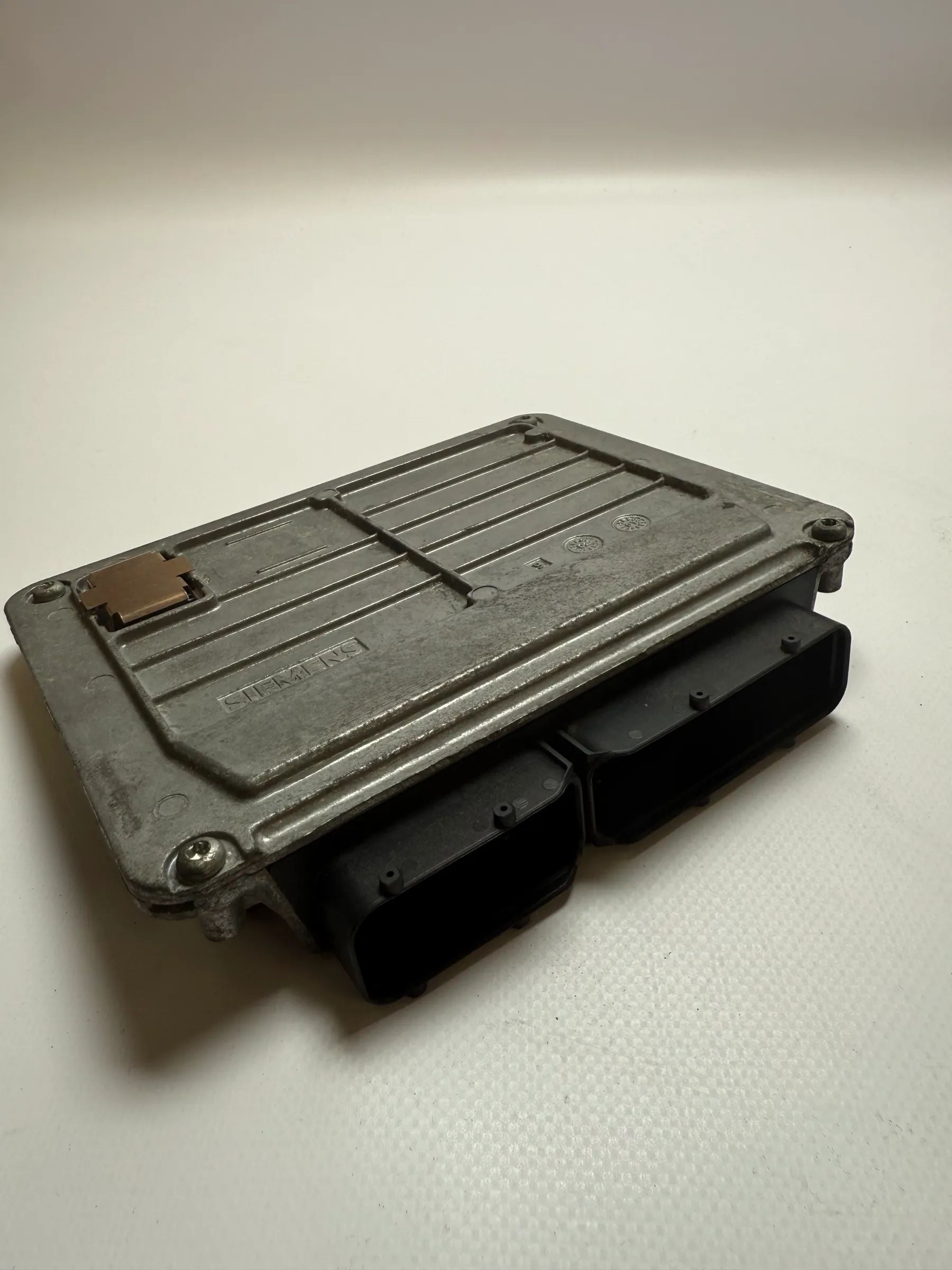 อะไหล่แท้ VW Polo 9N 1.2 กล่องควบคุมเครื่องยนต์ 03D906032C - 5WP40124
