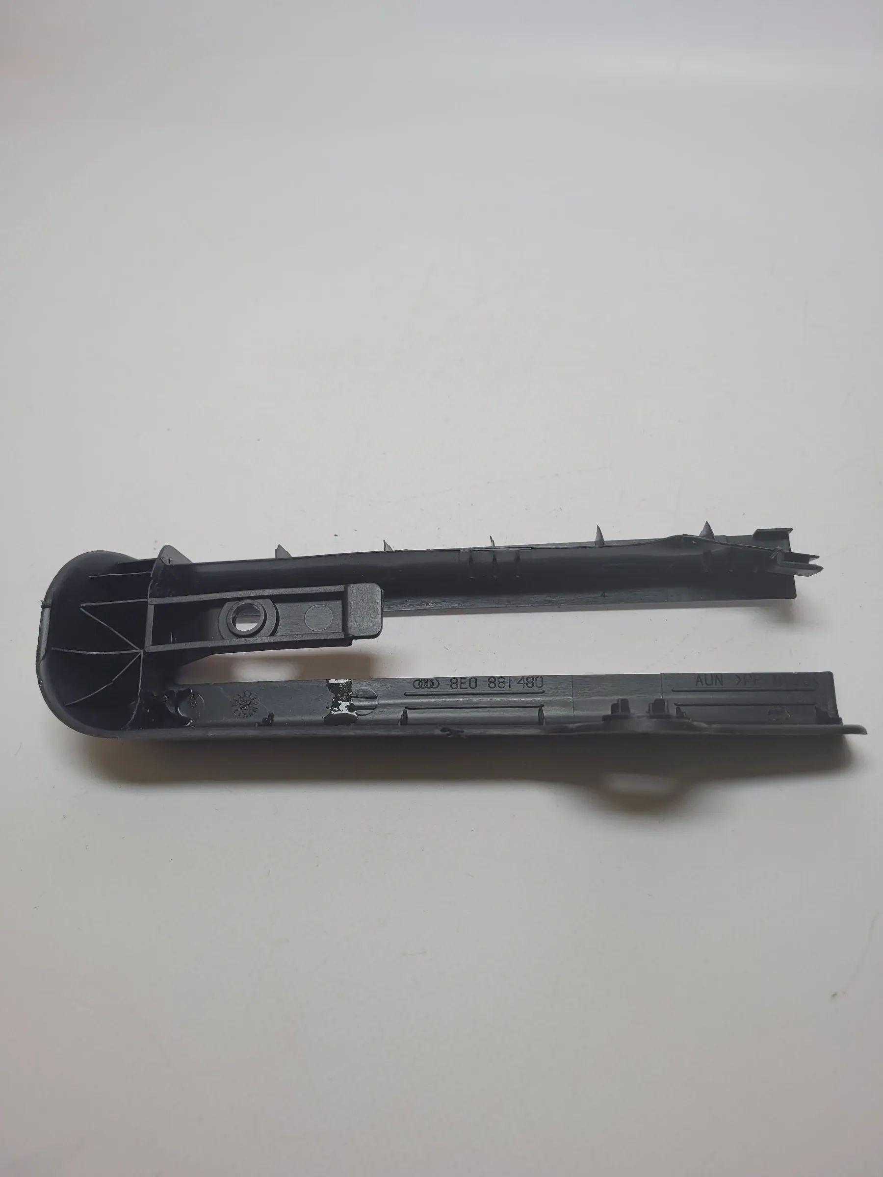 Original Audi A4 (8E/B6/B7) Verkleidung Sitz-Führungsschiene 8e0881480