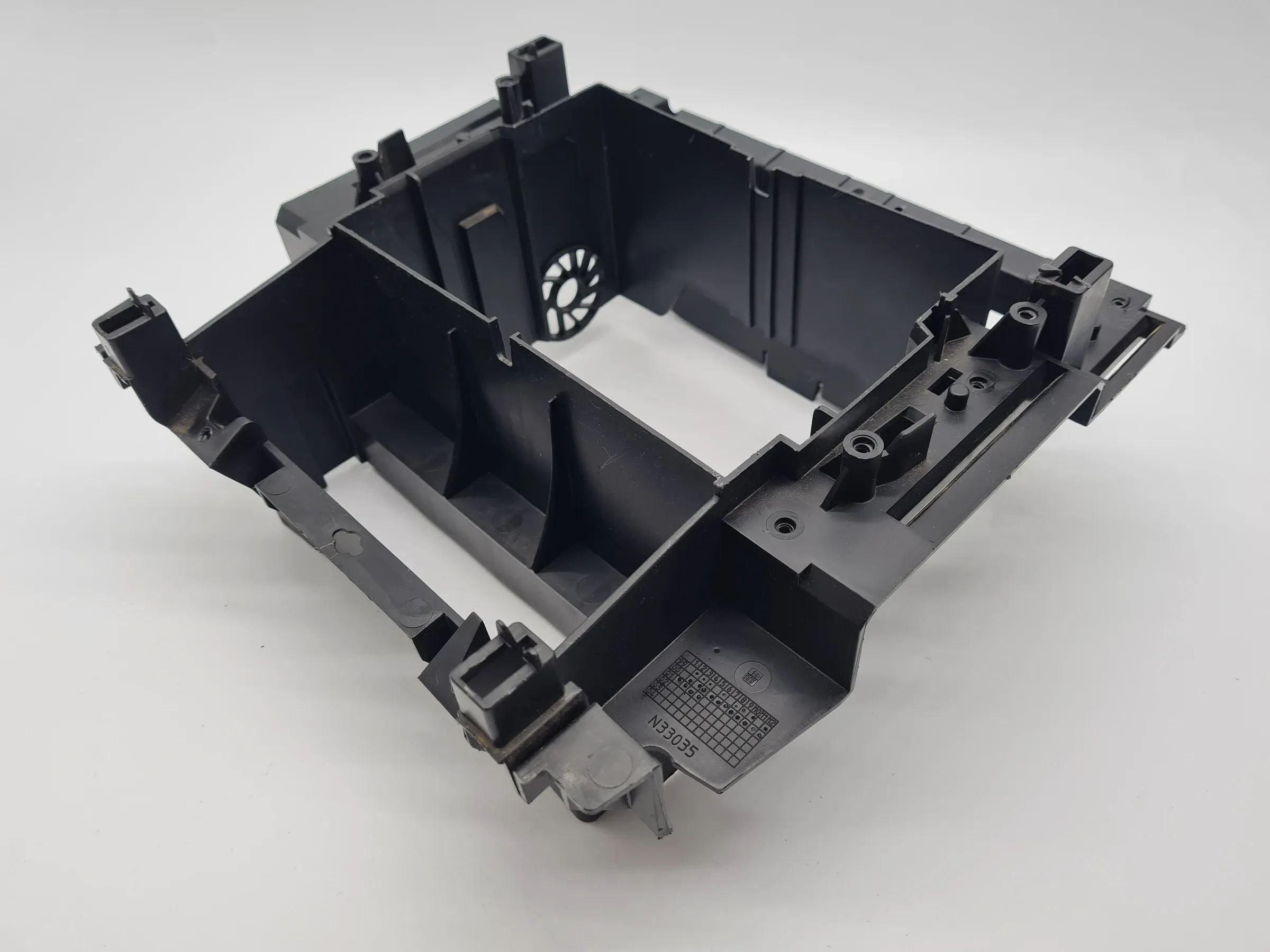 Original Mercedes-Benz C-Klasse (W203) Radioschacht Einbaurahmen A2036800878