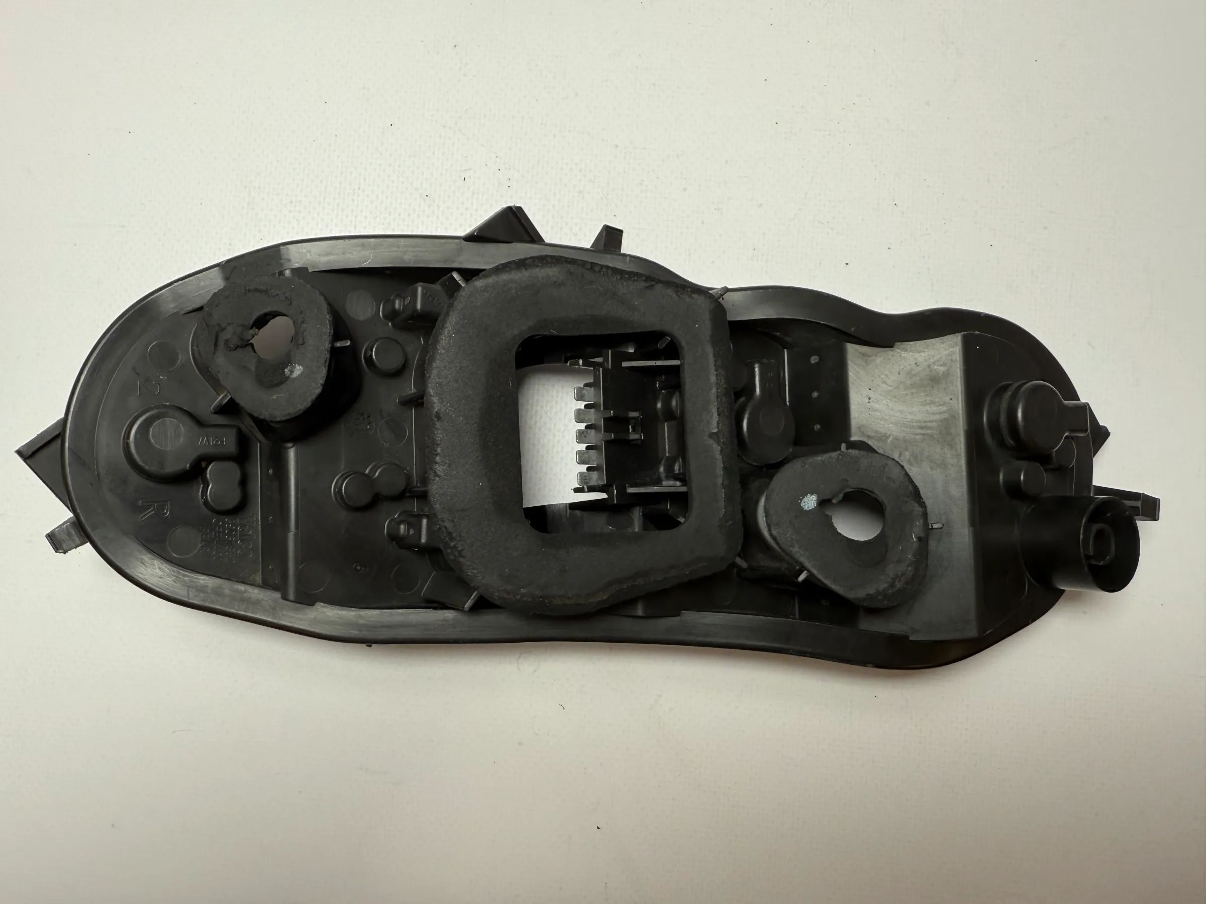 Oryginalny uchwyt lampy tylnych świateł Opel Corsa D prawy 88037852