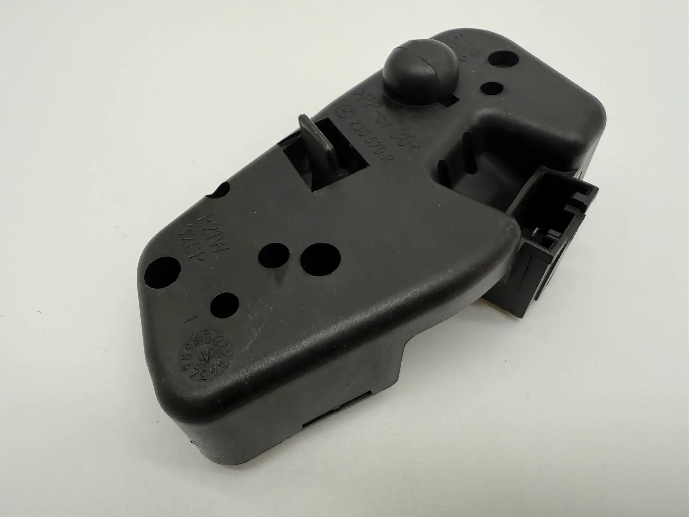 Оригинальный правый кронштейн заднего фонаря BMW E46 230570R / 230572R