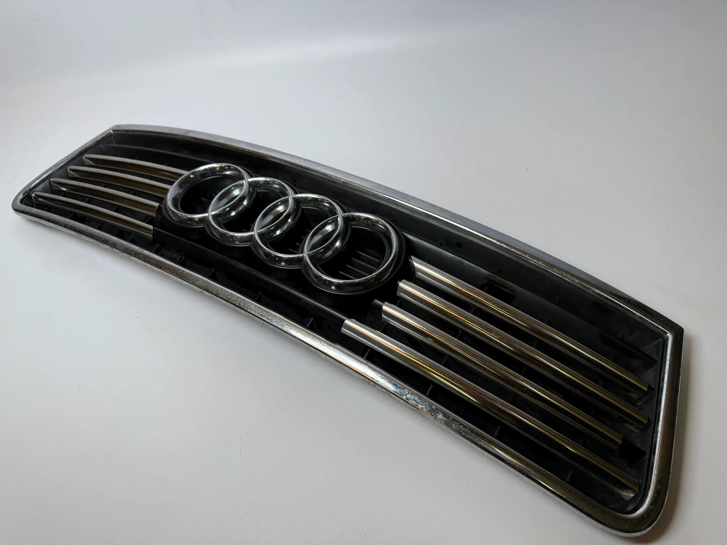 Original Audi A6 (4B5/4B6, 4B2/4B4) front grille 4B0 853 651 F 